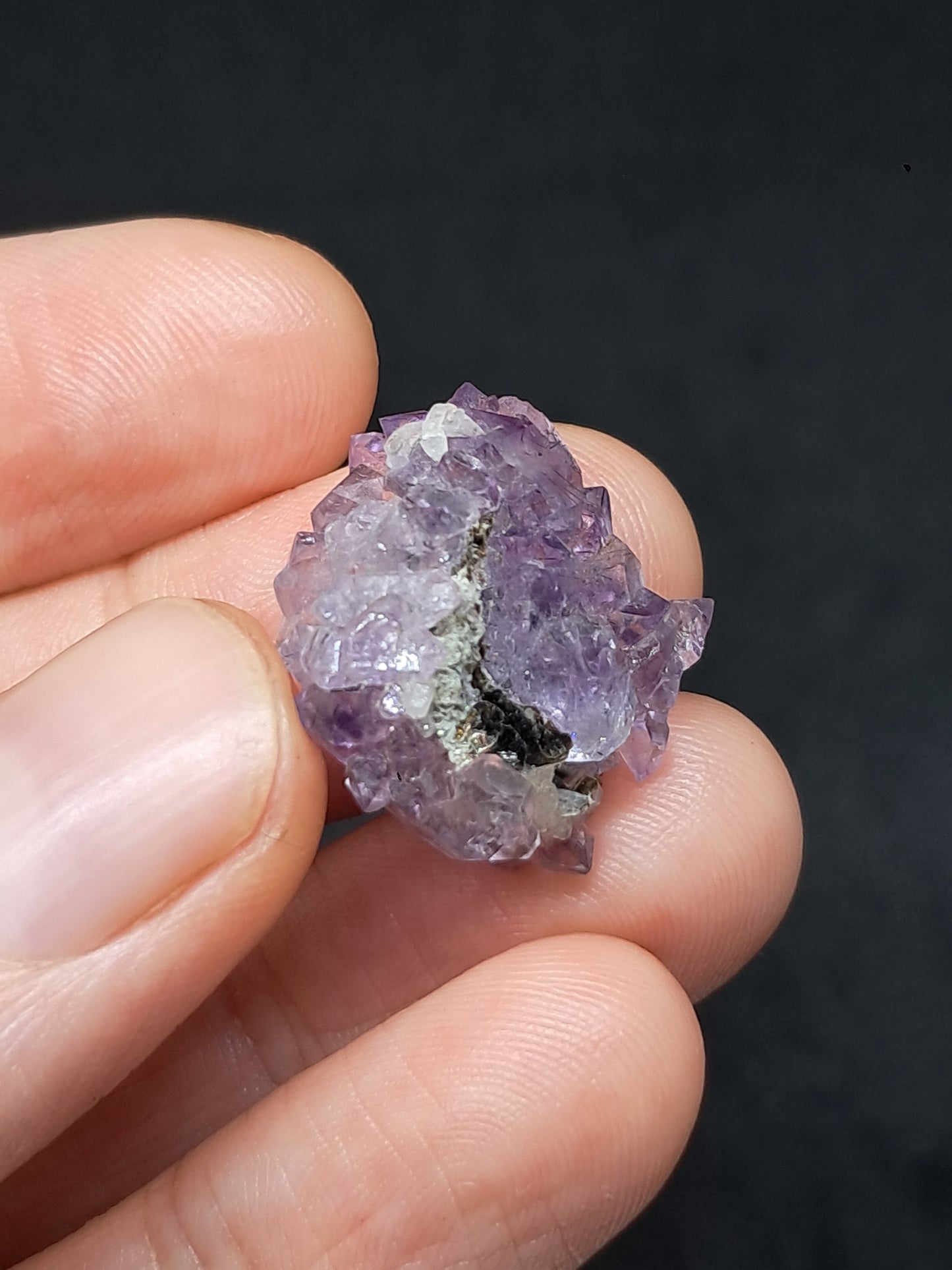 Amatista brillante con inclusiones "Super Seven" y mica (Karur) | Cristal en bruto | Piedra natural | Ejemplar mineral n.° KA153