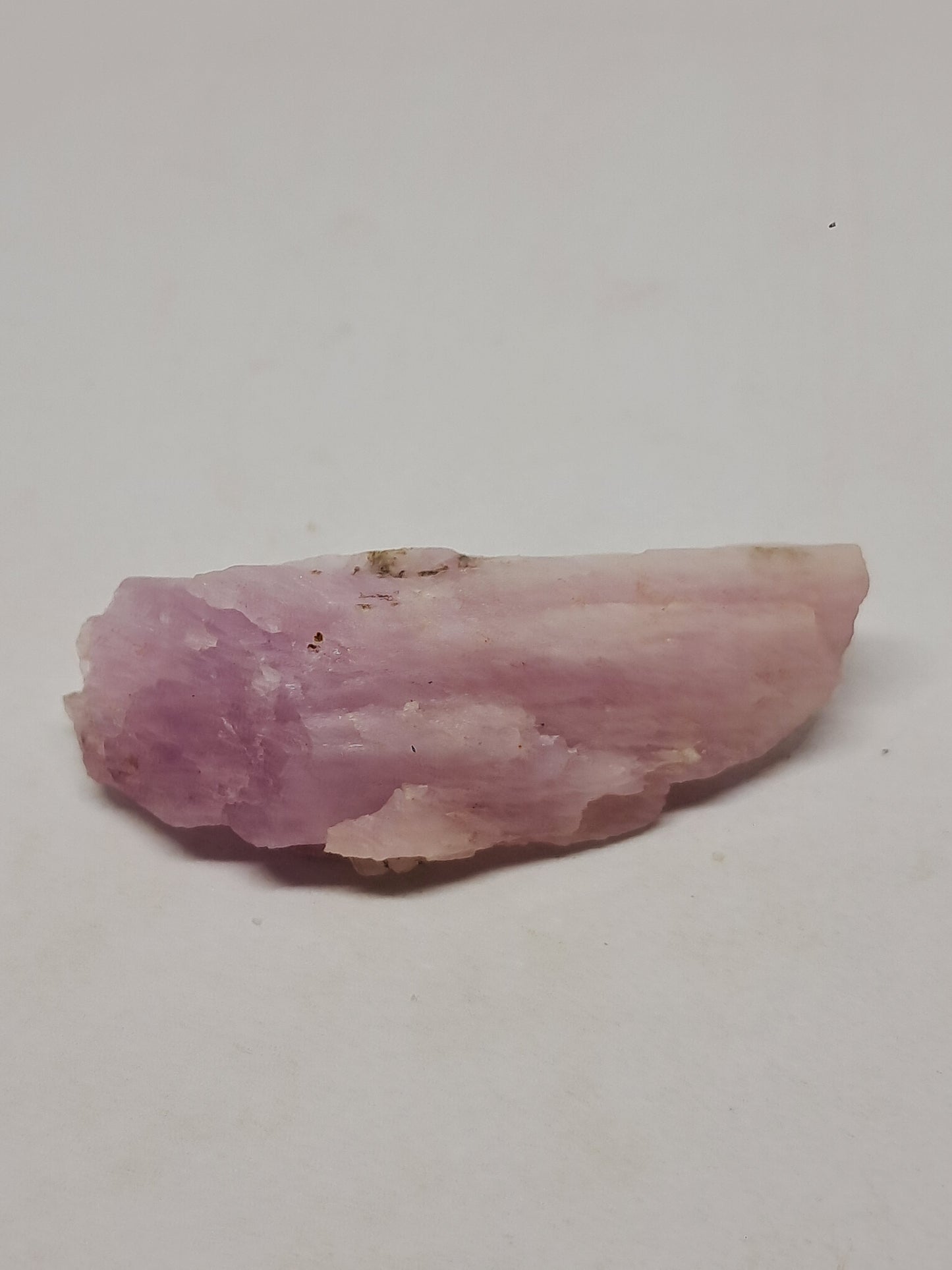 Cristal de kunzita en bruto (Madagascar), piedra natural en bruto | Espécimen de espodumena n.° KZ3