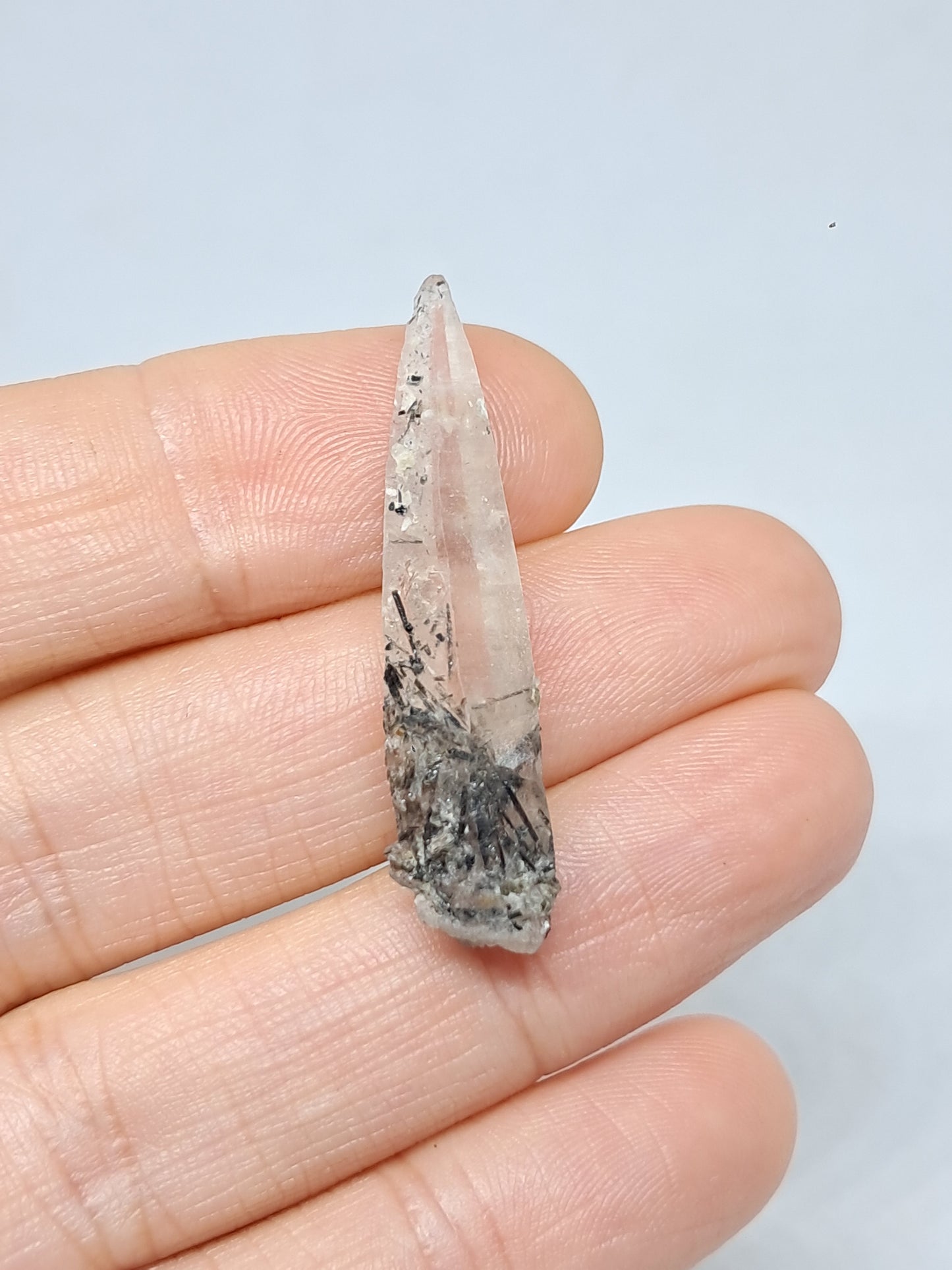 Punta de cristal de cuarzo turmalinado (karur), piedra natural | Ejemplar mineral n.° TQ27