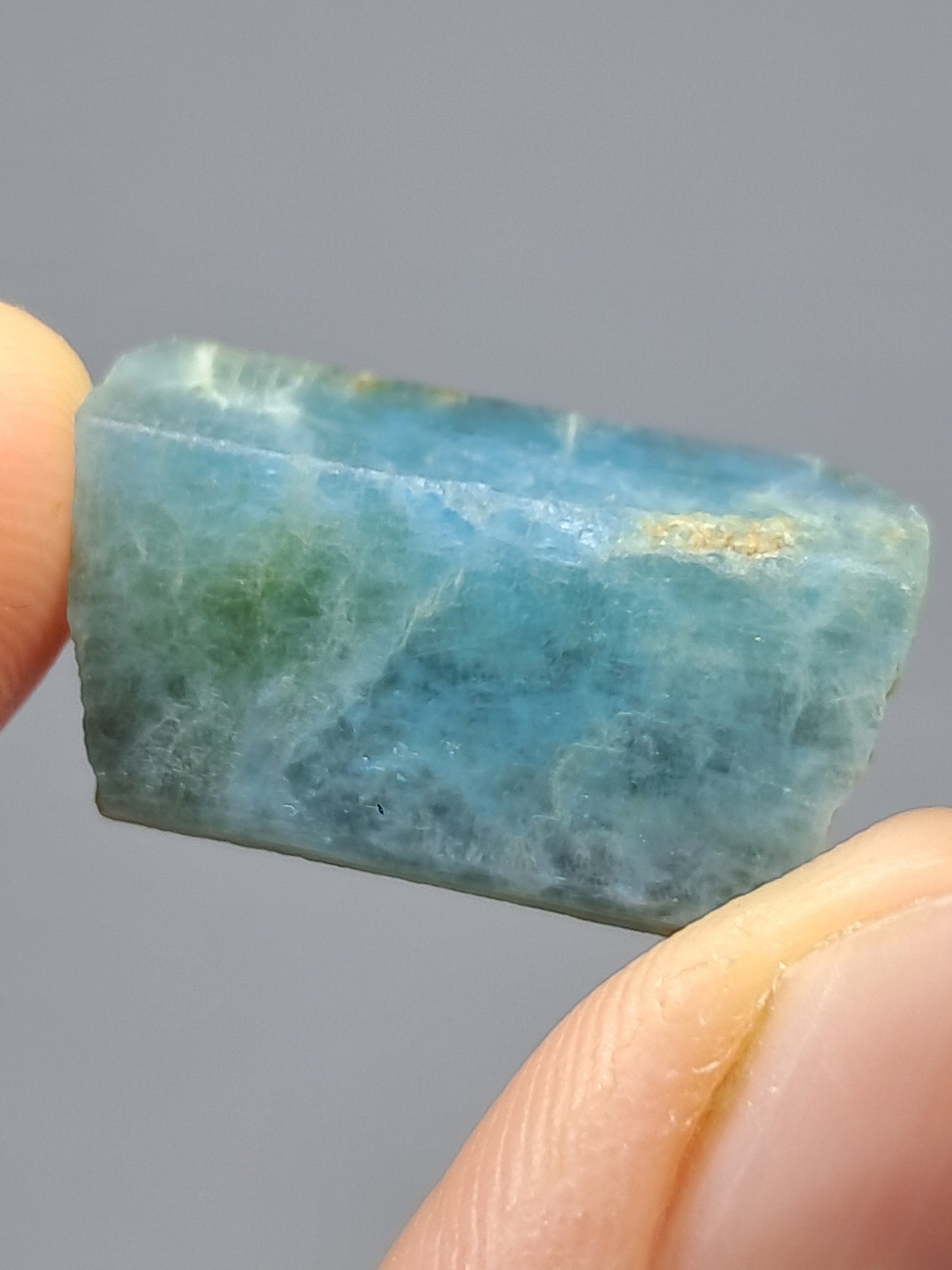 Aguamarina de alta calidad (Karur) en bruto, cristal hexagonal | Ejemplar mineral n.° AQM16