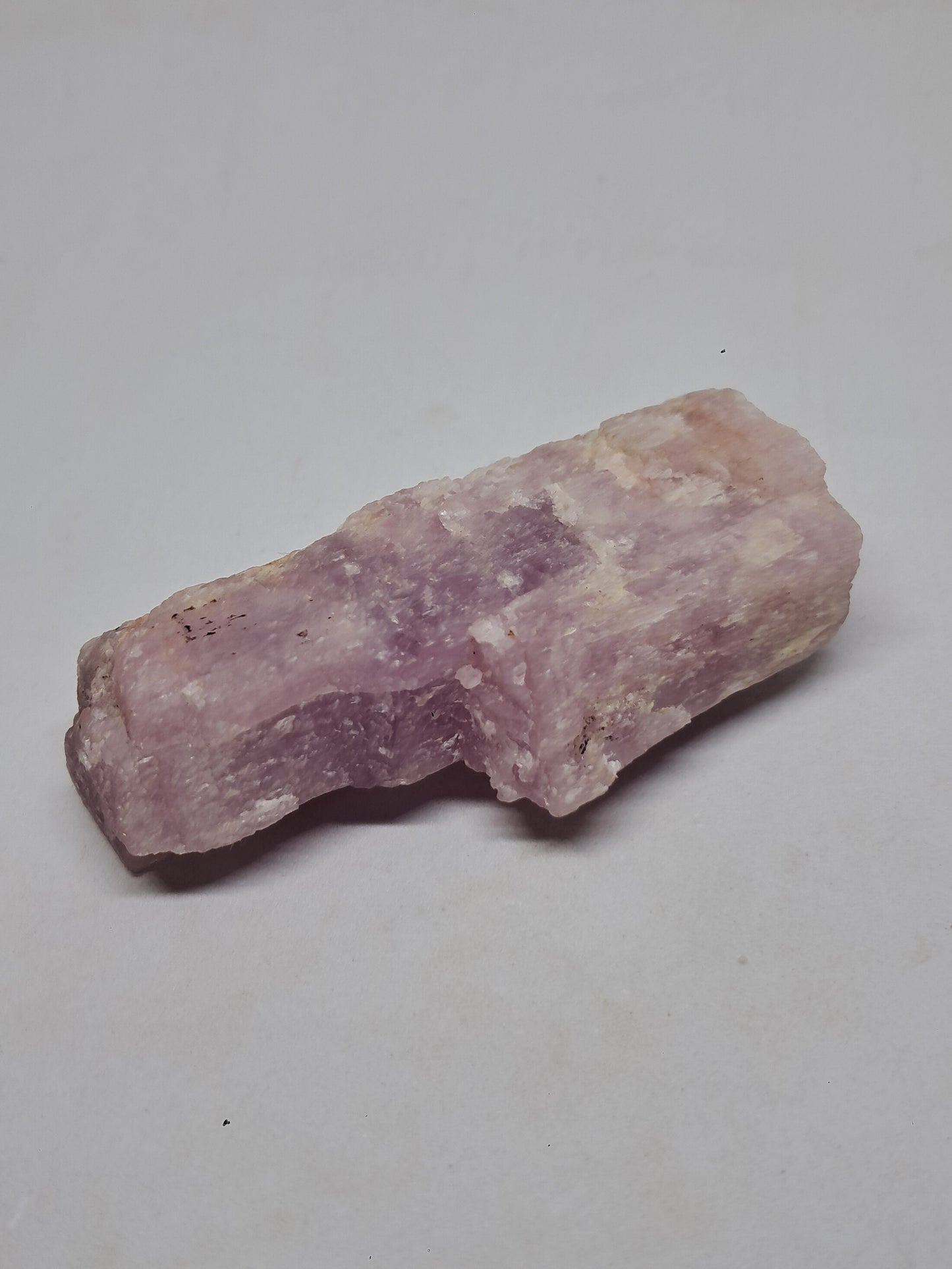 Cristal de kunzita en bruto (Madagascar), piedra natural en bruto | Ejemplar de espodumena n.° KZ1