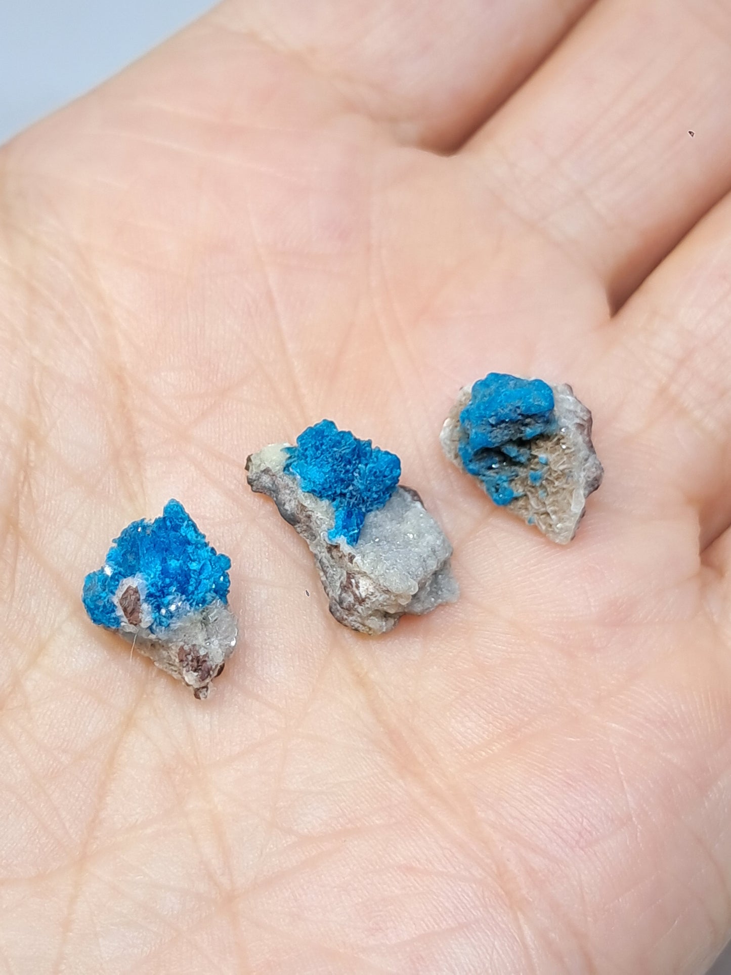 Conjunto de 3 pentagonitas pequeñas en matriz de heulandita (wagholi) en bruto | Cristal natural | Ejemplar mineral raro n.° CV36
