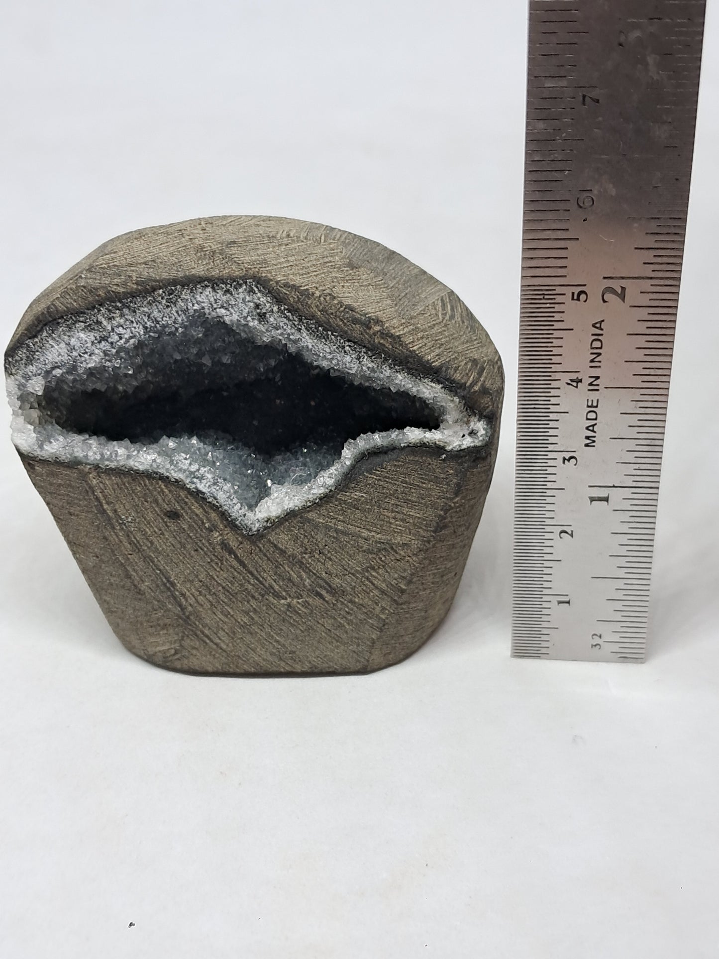 Calcedonia negra en geoda de basalto (Nashik) | Cristal natural | Ejemplar mineral n.° BC22