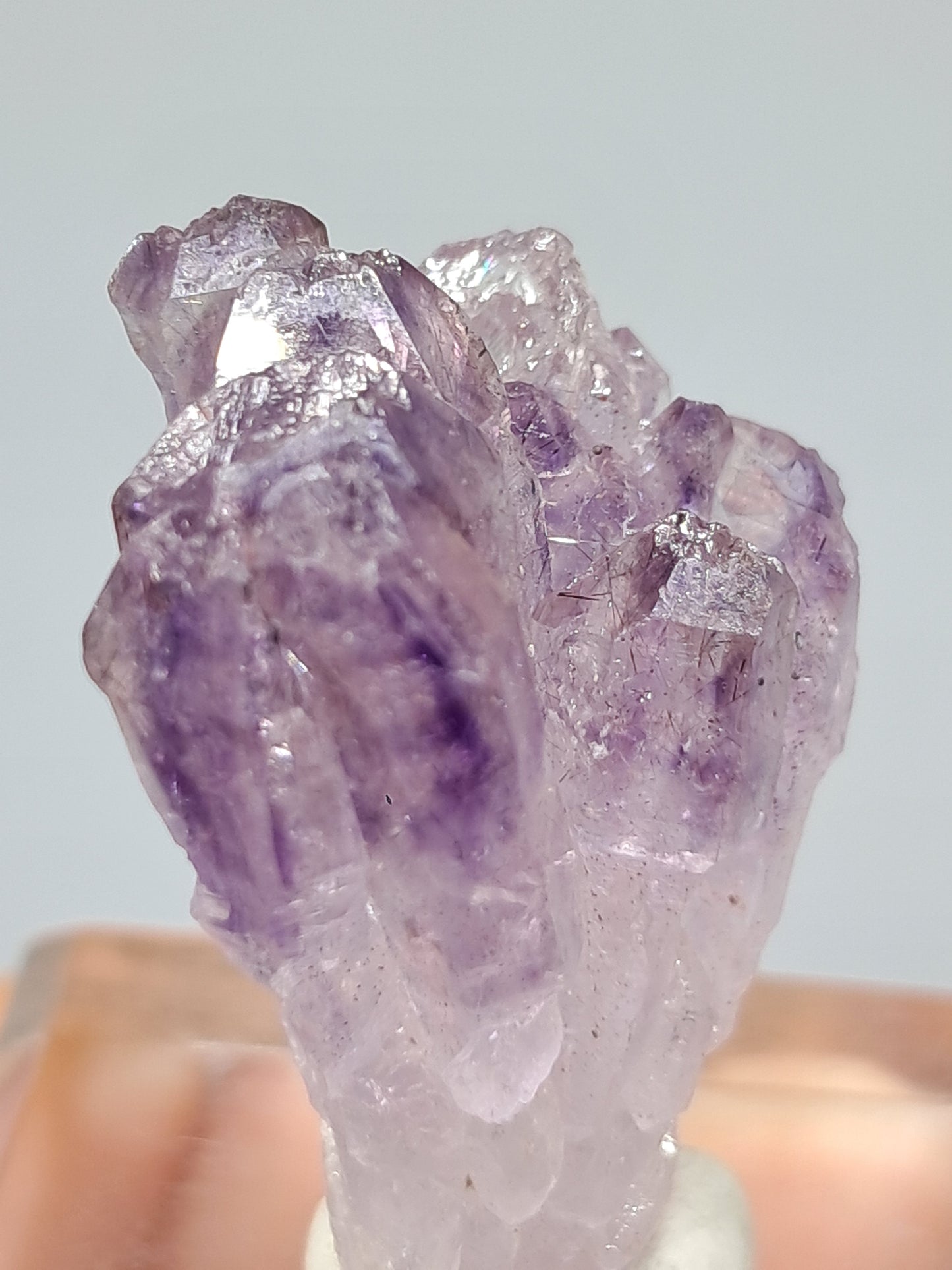 Cúmulo de cetro de amatista con rutilo y arcoíris (Karur) | Piedra natural | Ejemplar mineral n.° KA81