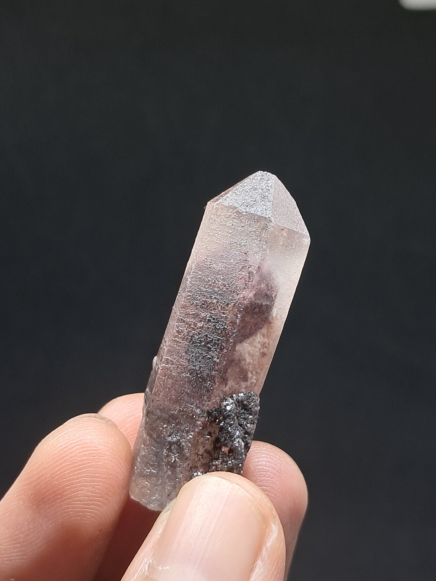 Cuarzo fantasma hematita (Telangana) con magnetita | Punta de cristal natural | Ejemplar mineral n.° HPQ34