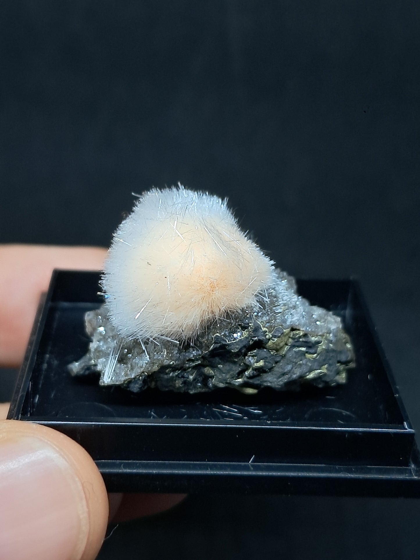 Mesolita color melocotón sobre heulandita (Madhya Pradesh), cristal natural | Ejemplar mineral n.° MS13