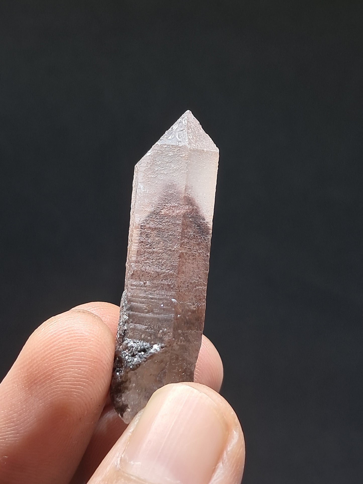 Cuarzo fantasma hematita (Telangana) con magnetita | Punta de cristal natural | Ejemplar mineral n.° HPQ34