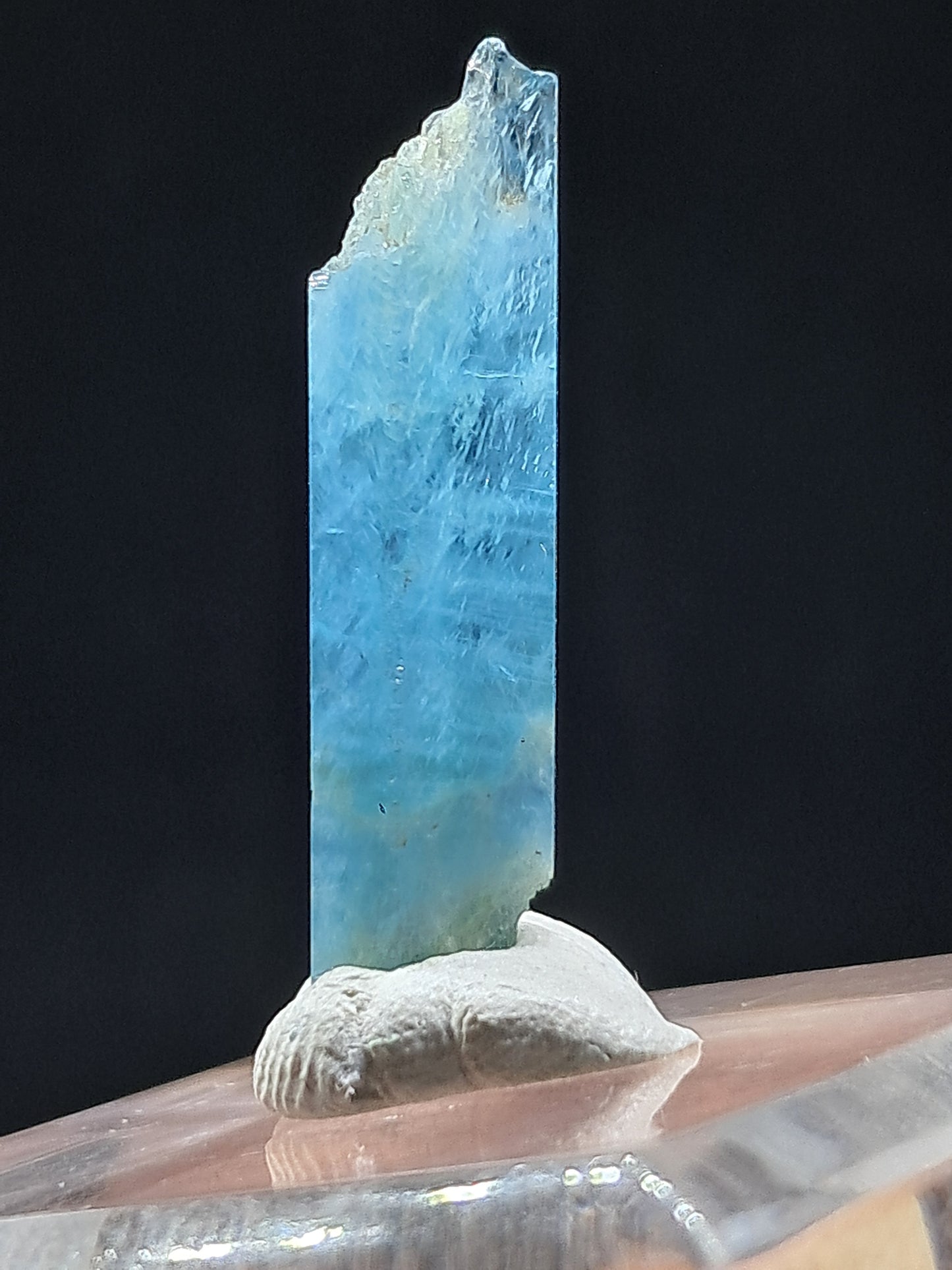 Aguamarina de alta calidad (Karur) en bruto, cristal hexagonal | Ejemplar mineral n.° AQM18