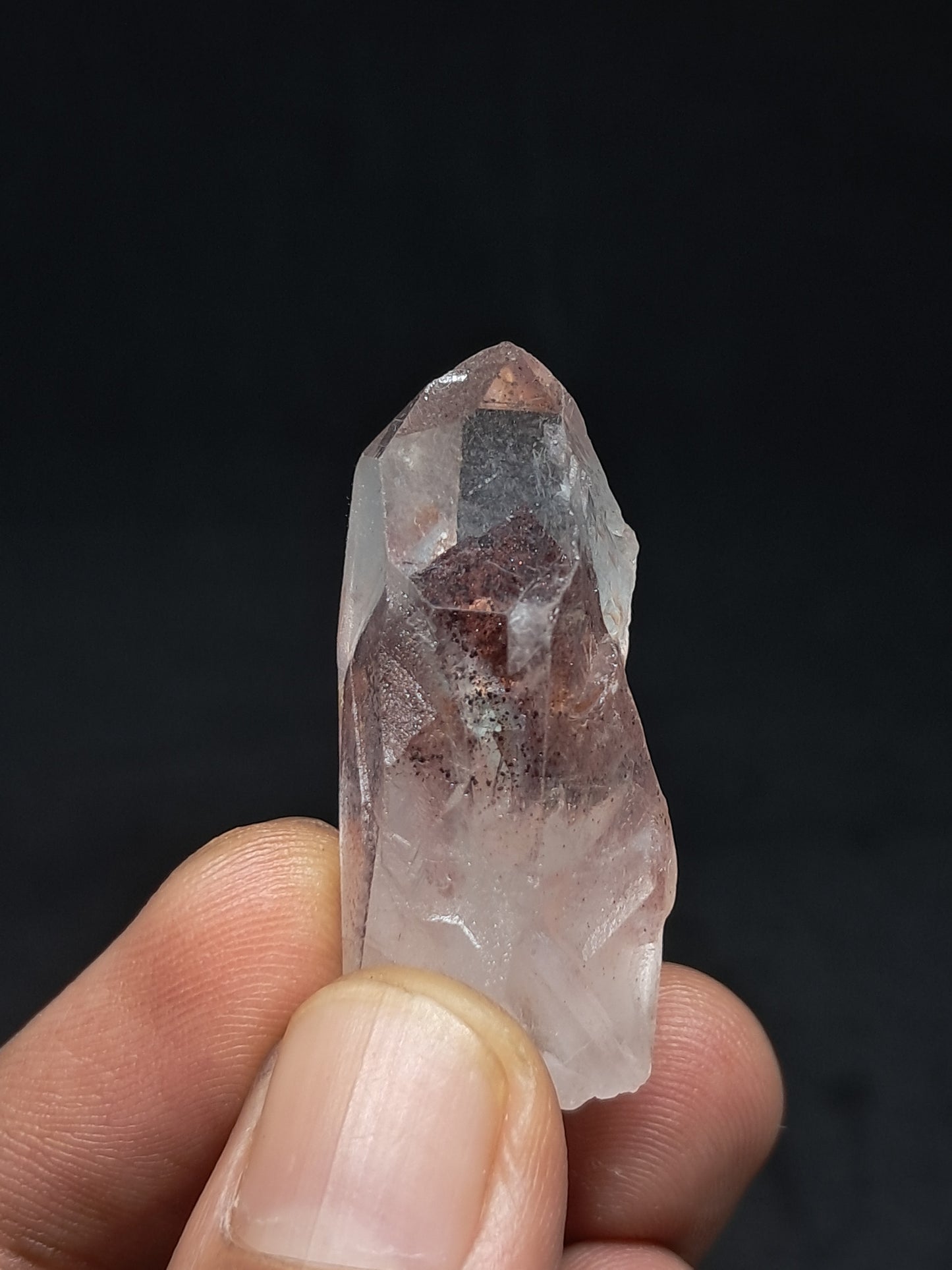 Punta de cristal natural de cuarzo fantasma hematita (Telangana) | Ejemplar mineral n.° HPQ37