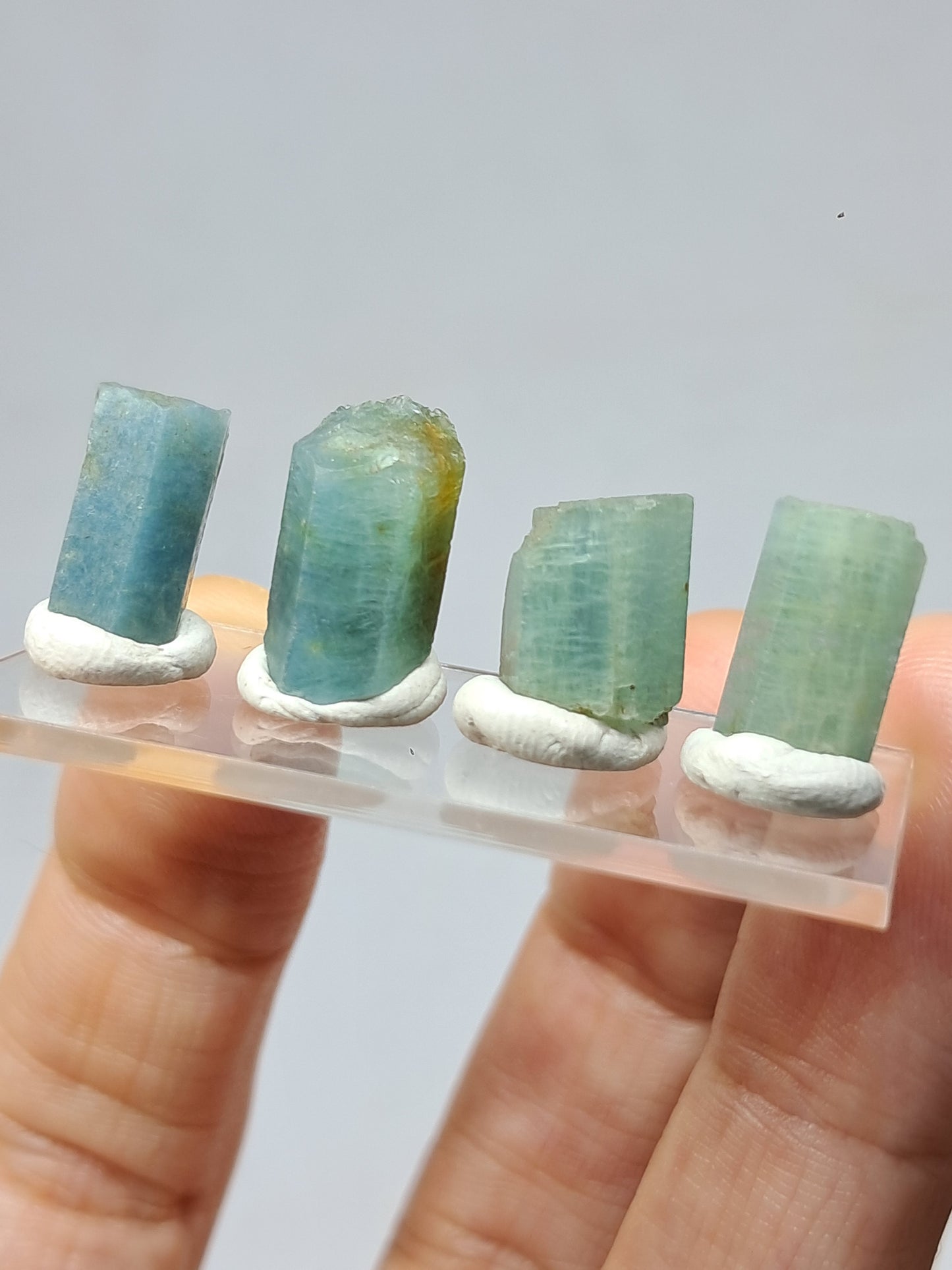 Conjunto de 4 cristales hexagonales de aguamarina (Karur) en bruto | Ejemplar mineral n.° AQM32