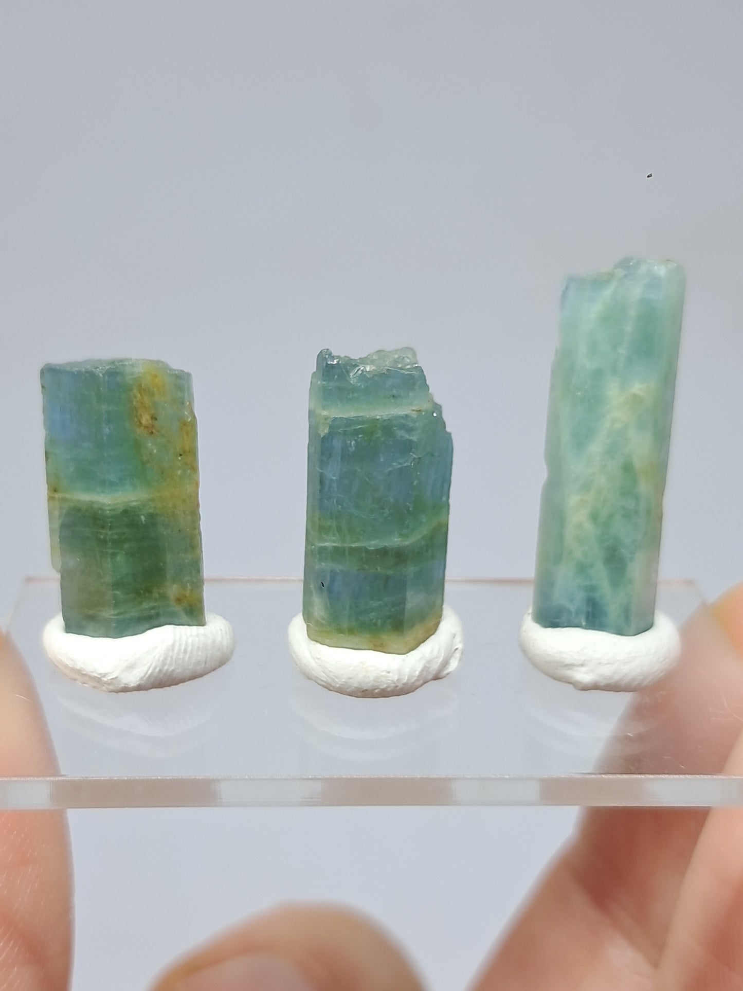 Conjunto de 3 Aguamarinas (Karur) Cristales Hexagonales en Bruto | Ejemplar Mineral n.° AQM31