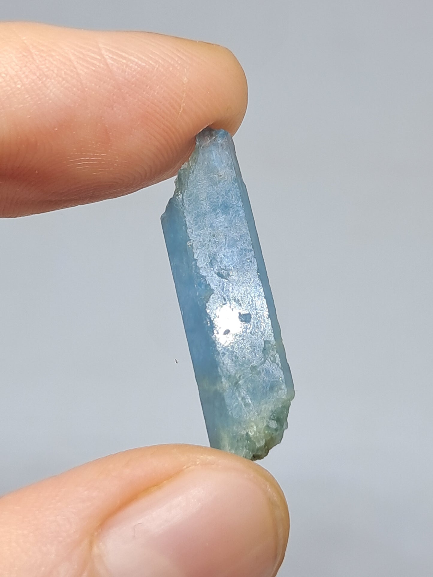 Aguamarina de alta calidad (Karur) en bruto, cristal hexagonal | Ejemplar mineral n.° AQM18