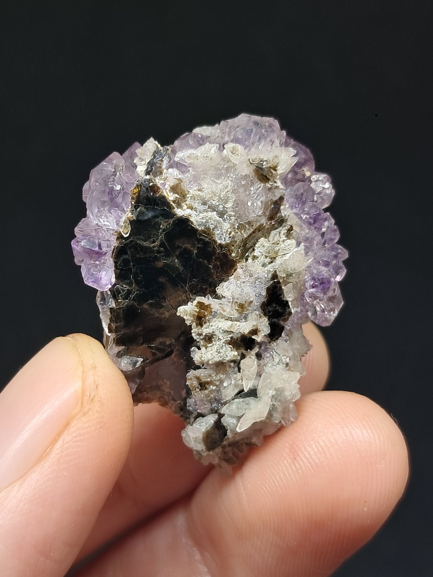 Cúmulo de amatista en matriz de albita y mica (Karur) | Cristal en bruto | Piedra natural | Ejemplar mineral n.° KA107