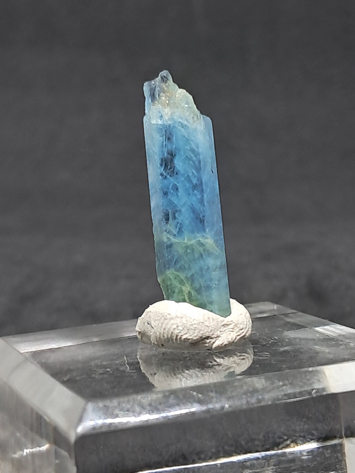 Aguamarina de alta calidad (Karur) en bruto, cristal hexagonal | Ejemplar mineral n.° AQM18