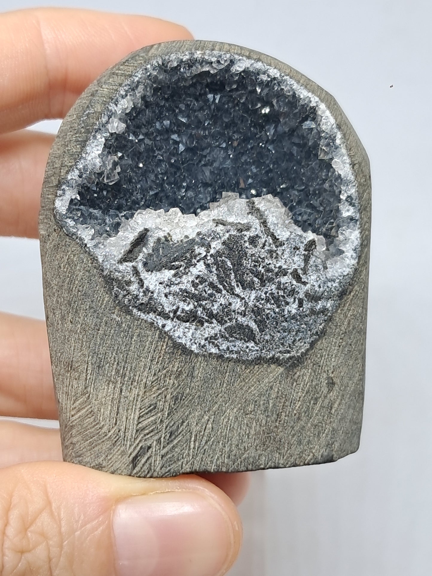 Calcedonia negra en geoda de basalto (Nashik) | Cristal natural | Ejemplar mineral n.° BC21