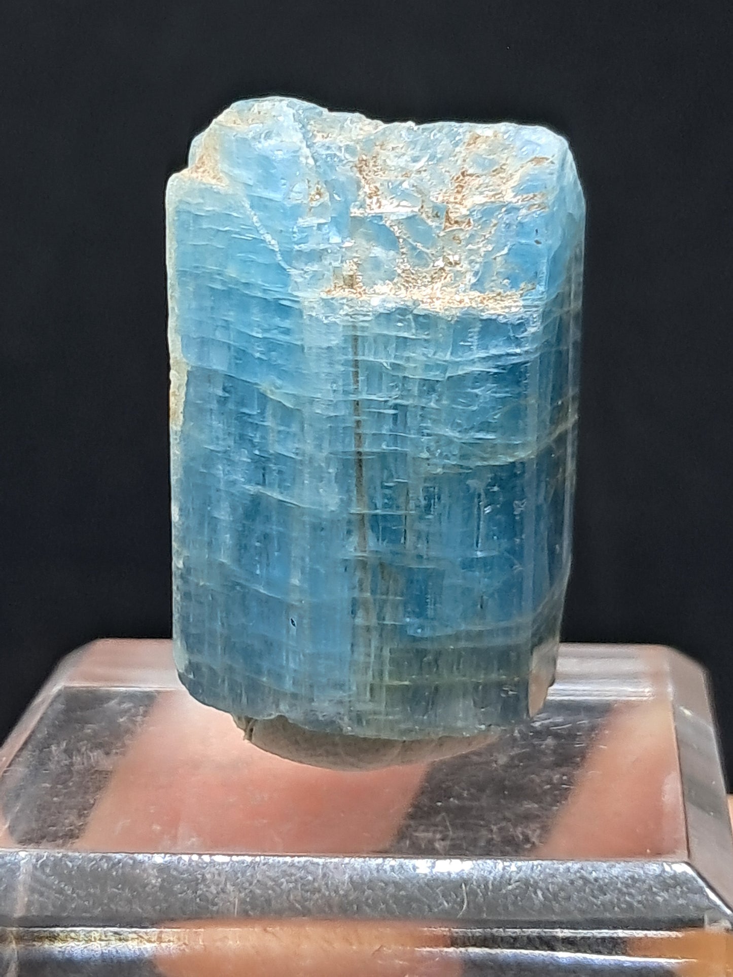 Aguamarina de alta calidad (Karur) en bruto, cristal hexagonal | Ejemplar mineral n.° AQM17