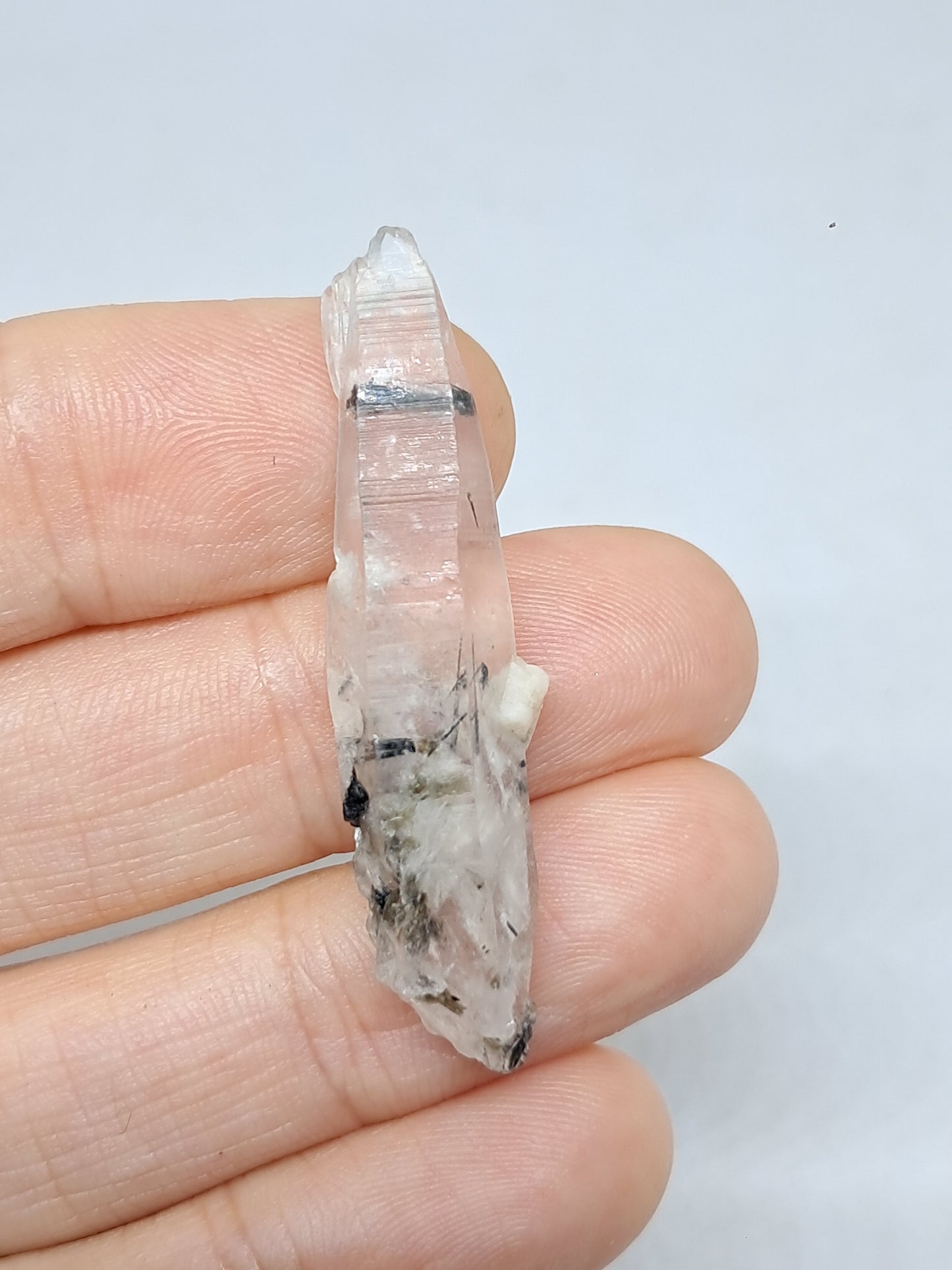 Punta de cristal de cuarzo turmalinado (karur), piedra natural | Ejemplar mineral n.° TQ28
