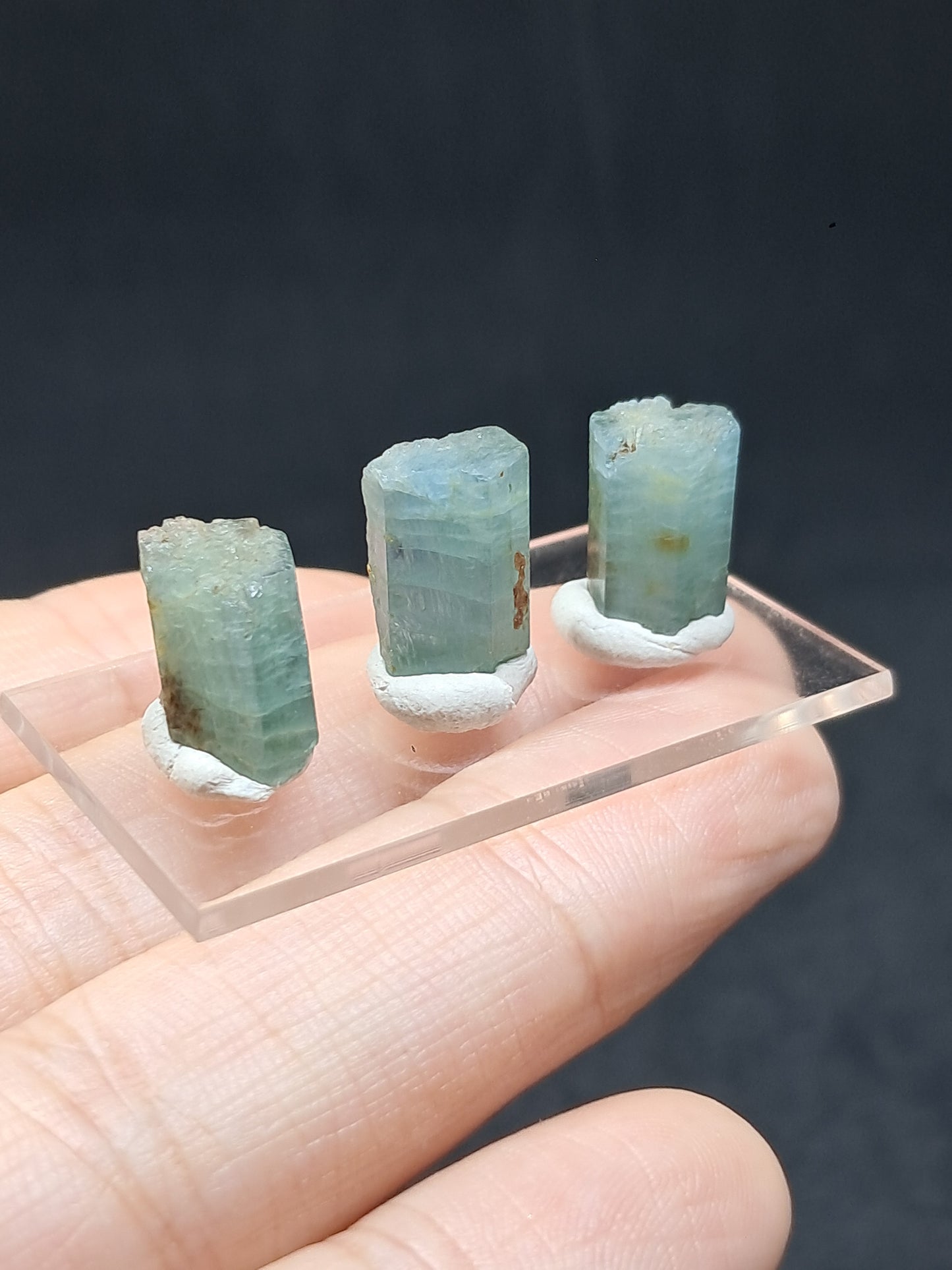 Conjunto de 3 Aguamarinas (Karur) Cristales Hexagonales en Bruto | Ejemplar Mineral n.° AQM38