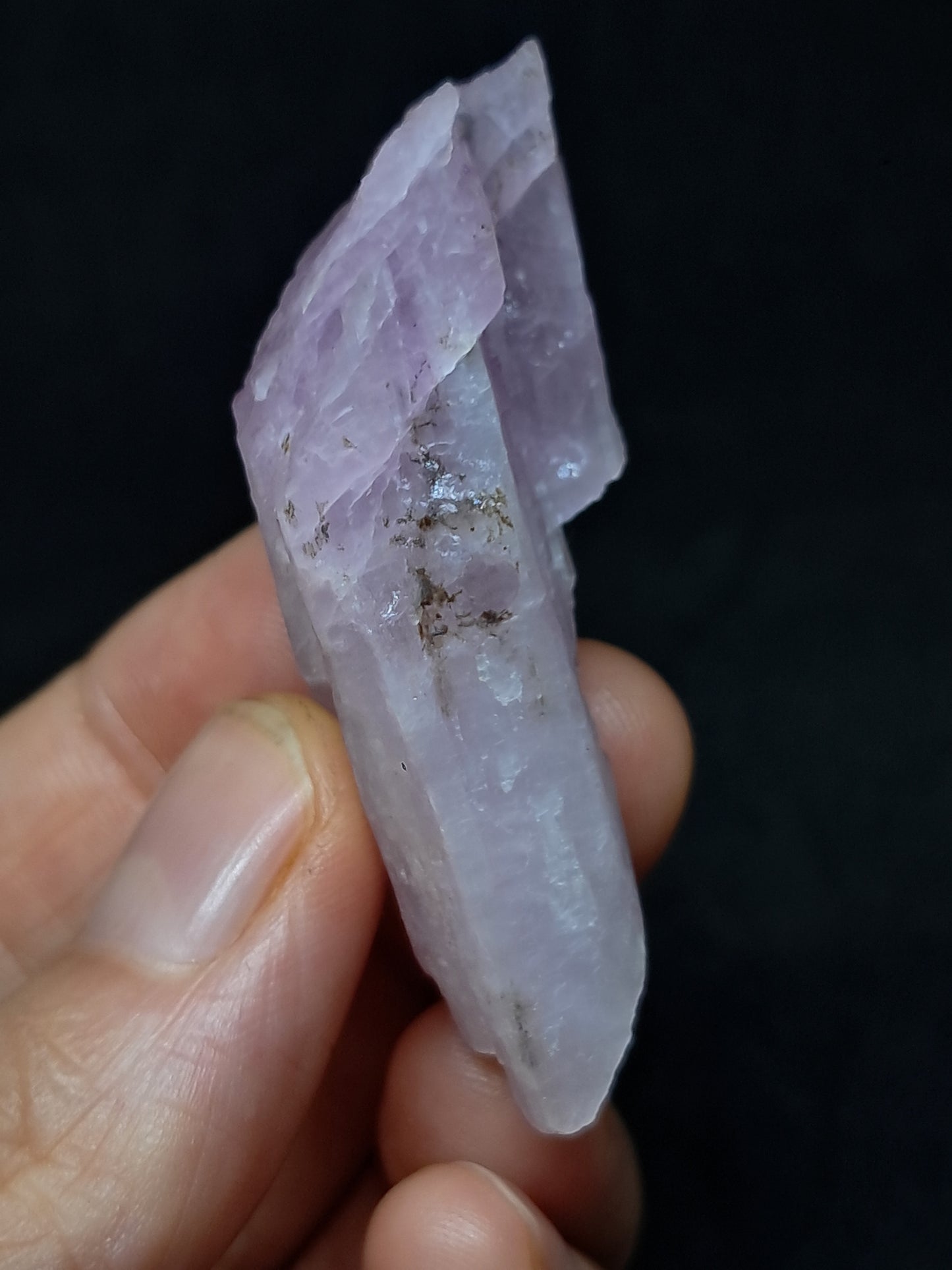 Cristal de kunzita en bruto (Madagascar), piedra natural en bruto | Espécimen de espodumena n.° KZ3