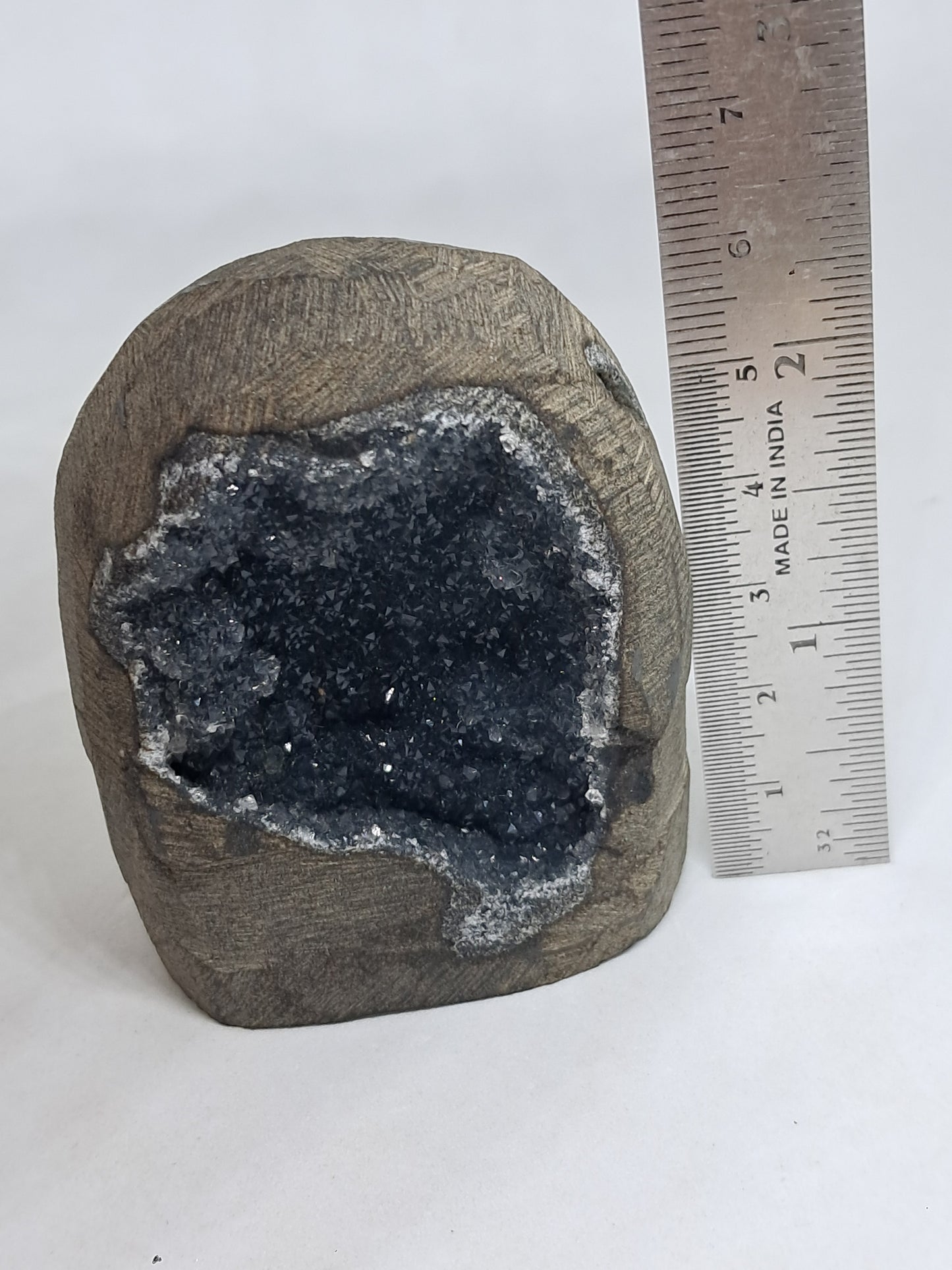 Calcedonia negra en geoda de basalto (Nashik) | Cristal natural | Ejemplar mineral n.° BC11