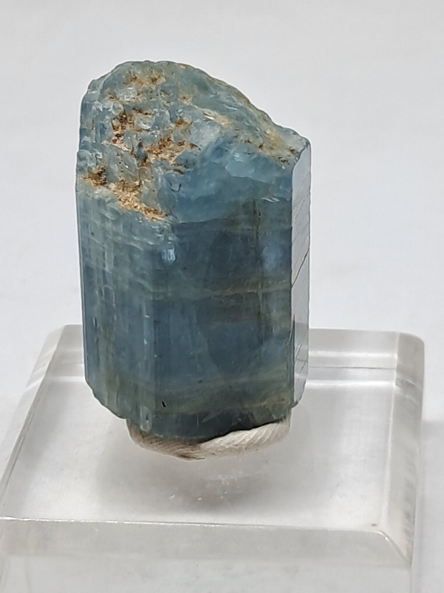 Aguamarina de alta calidad (Karur) en bruto, cristal hexagonal | Ejemplar mineral n.° AQM17