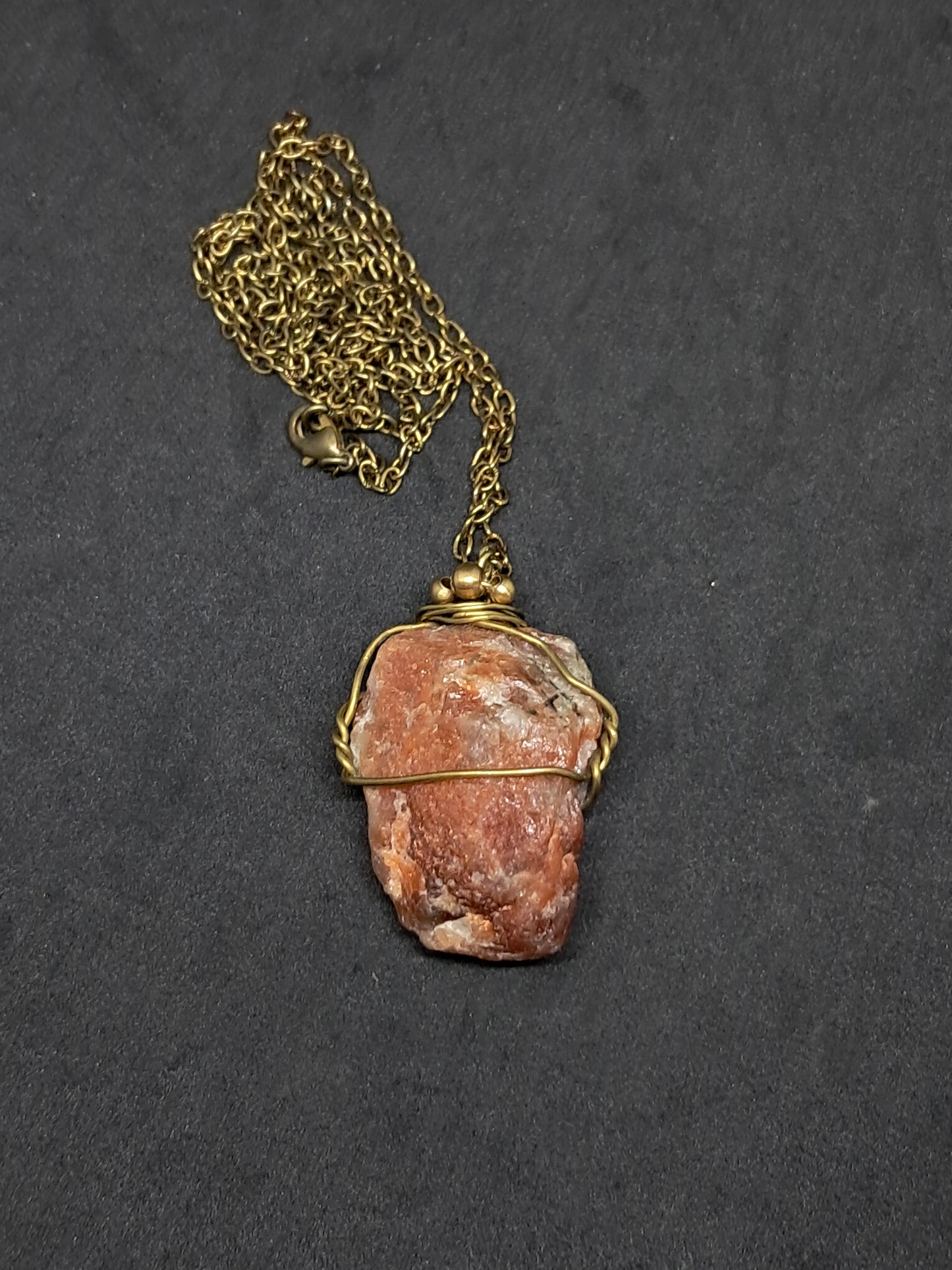 Piedra solar natural en bruto envuelta en latón con 3 cuentas de latón | Colgante hecho a mano | Joyería artesanal | Collar | Unisex #JL20
