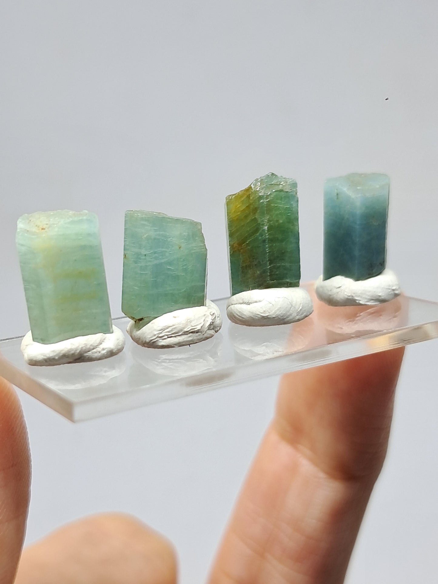 Conjunto de 4 cristales hexagonales de aguamarina (Karur) en bruto | Ejemplar mineral n.° AQM32
