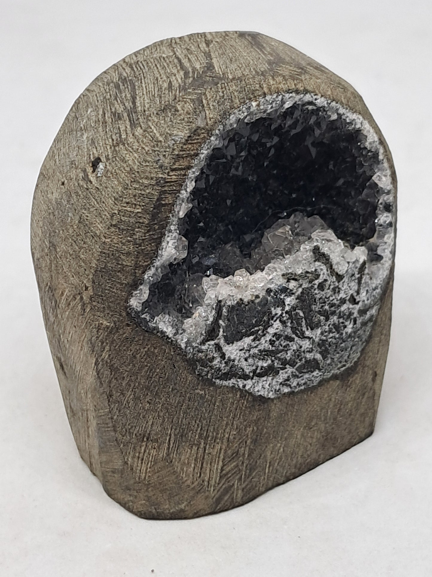 Calcedonia negra en geoda de basalto (Nashik) | Cristal natural | Ejemplar mineral n.° BC21