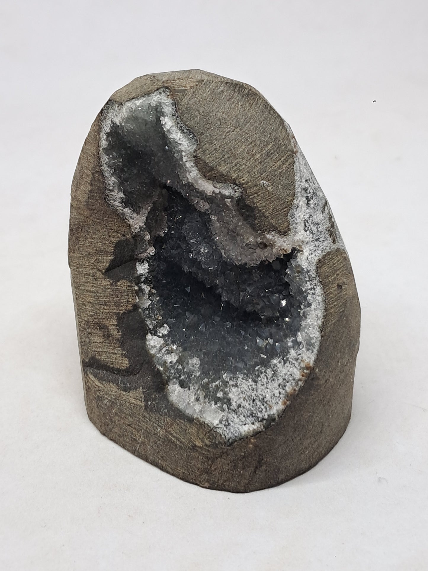 Calcedonia negra en geoda de basalto (Nashik) | Cristal natural | Minerales y fósiles #BC18