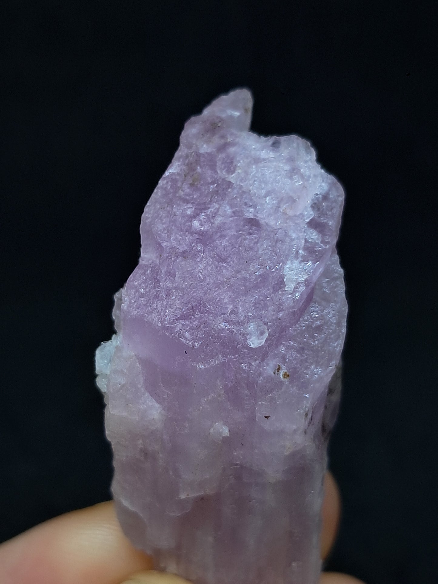 Cristal de kunzita en bruto (Madagascar), piedra natural en bruto | Espécimen de espodumena n.° KZ3