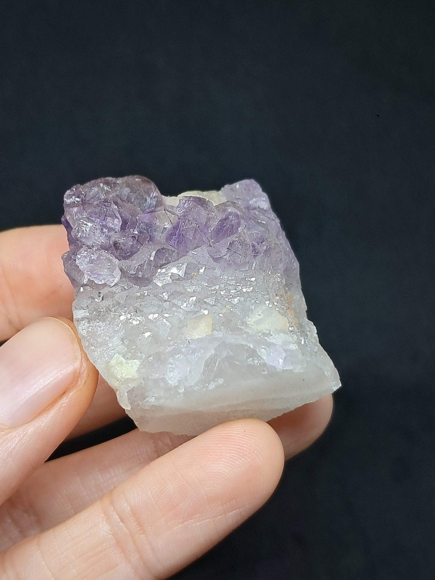 Amatista Elestial sobre cuarzo con feldespato (Karur) | Aglomerado de cristales en bruto | Piedra natural | Ejemplar mineral n.° KA125