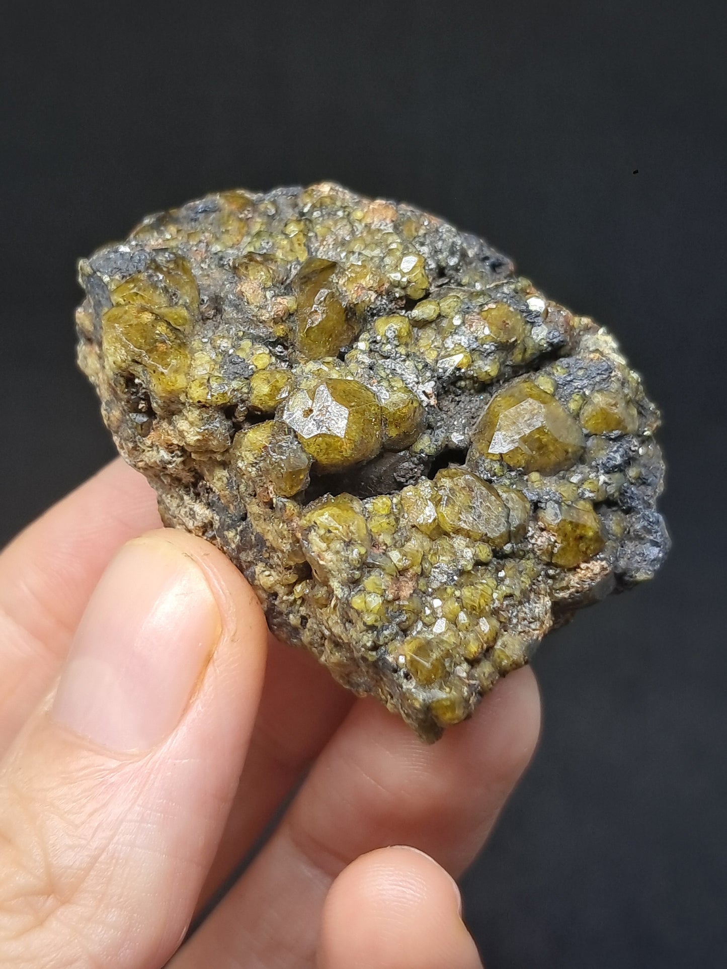 Cúmulo de granate verde en matriz (México) | Cristal en bruto | Ejemplar mineral n.° GR16