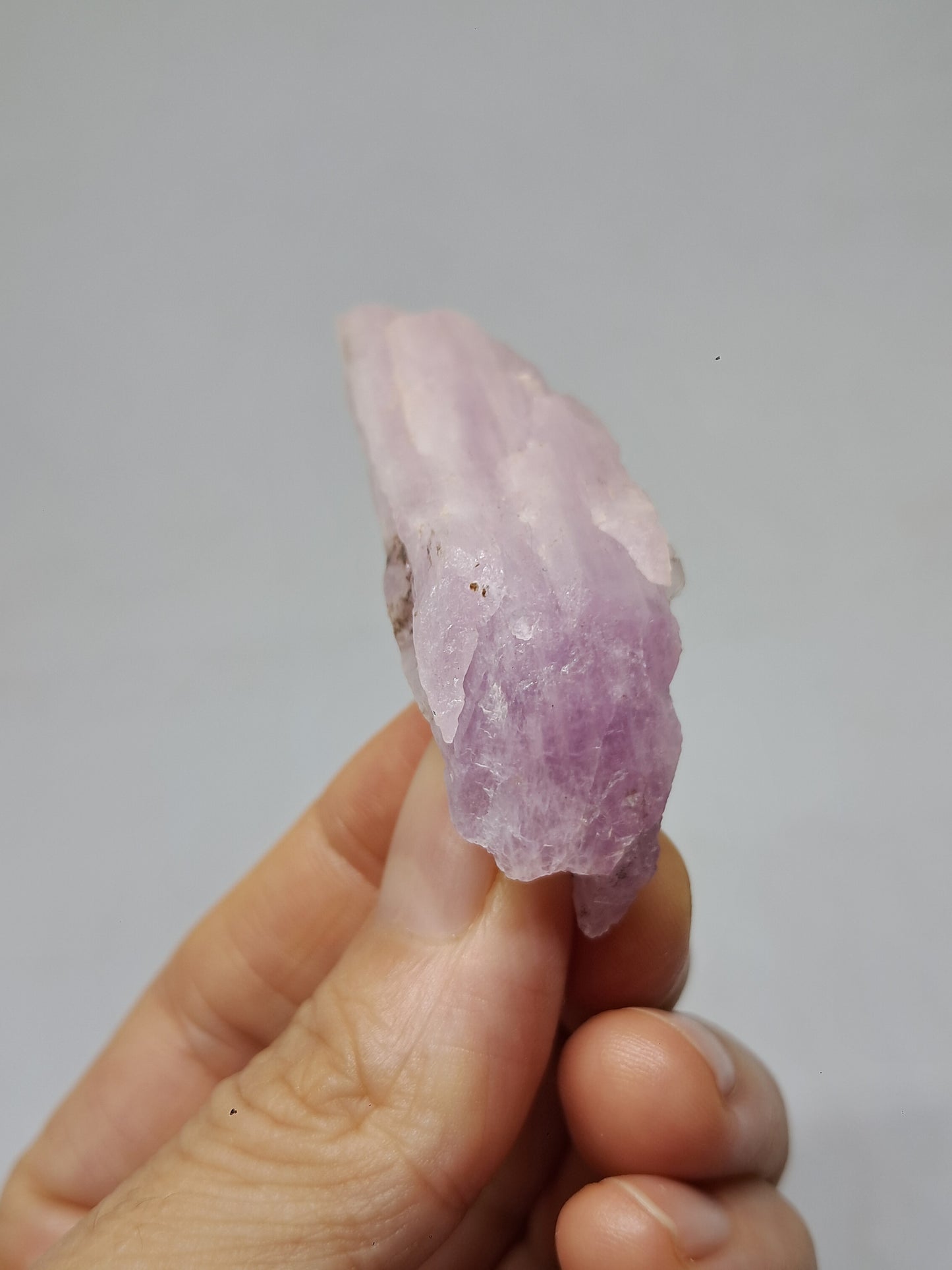 Cristal de kunzita en bruto (Madagascar), piedra natural en bruto | Espécimen de espodumena n.° KZ3