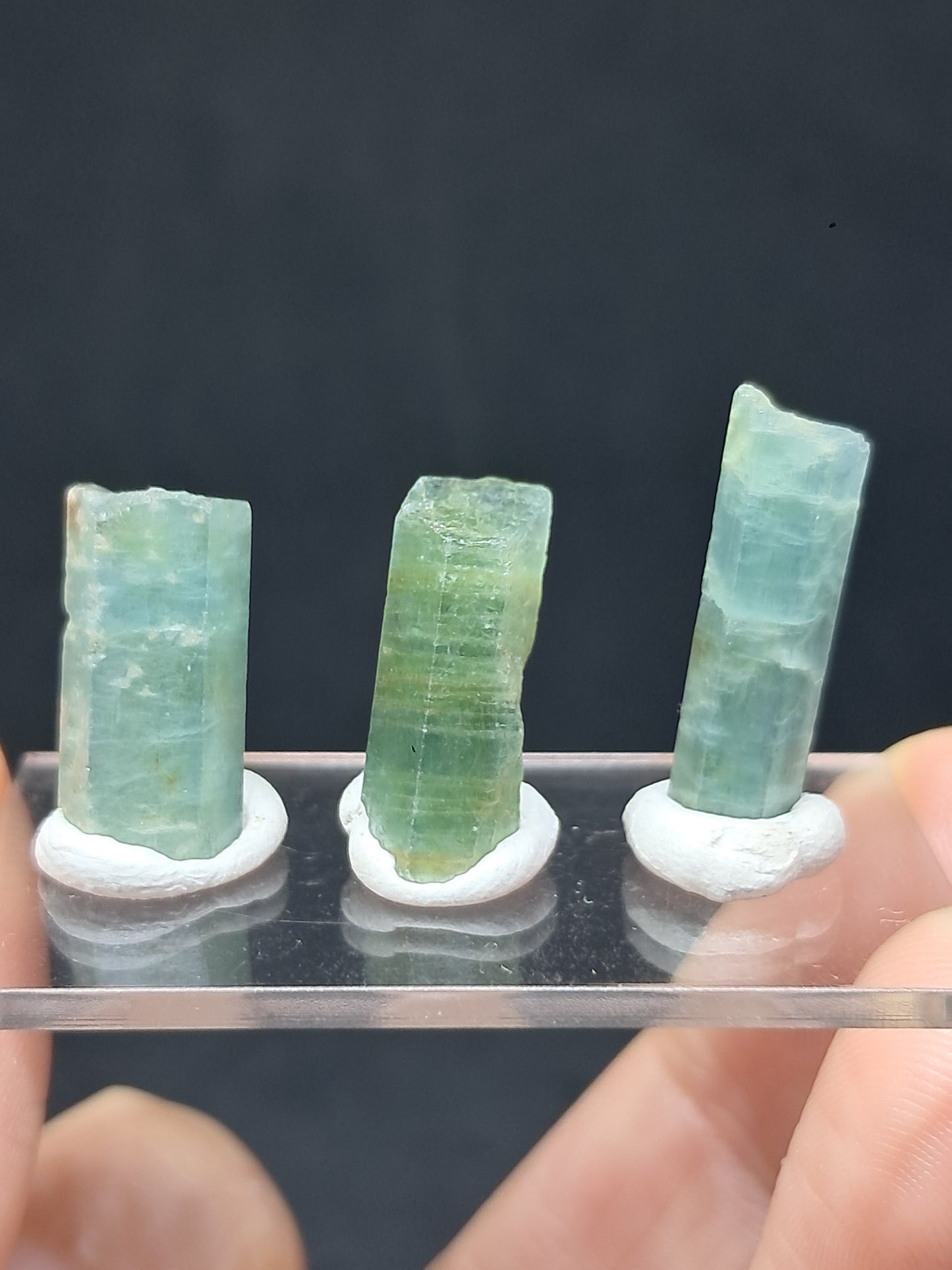 Conjunto de 3 Aguamarinas (Karur) Cristales Hexagonales en Bruto | Ejemplar Mineral n.° AQM30