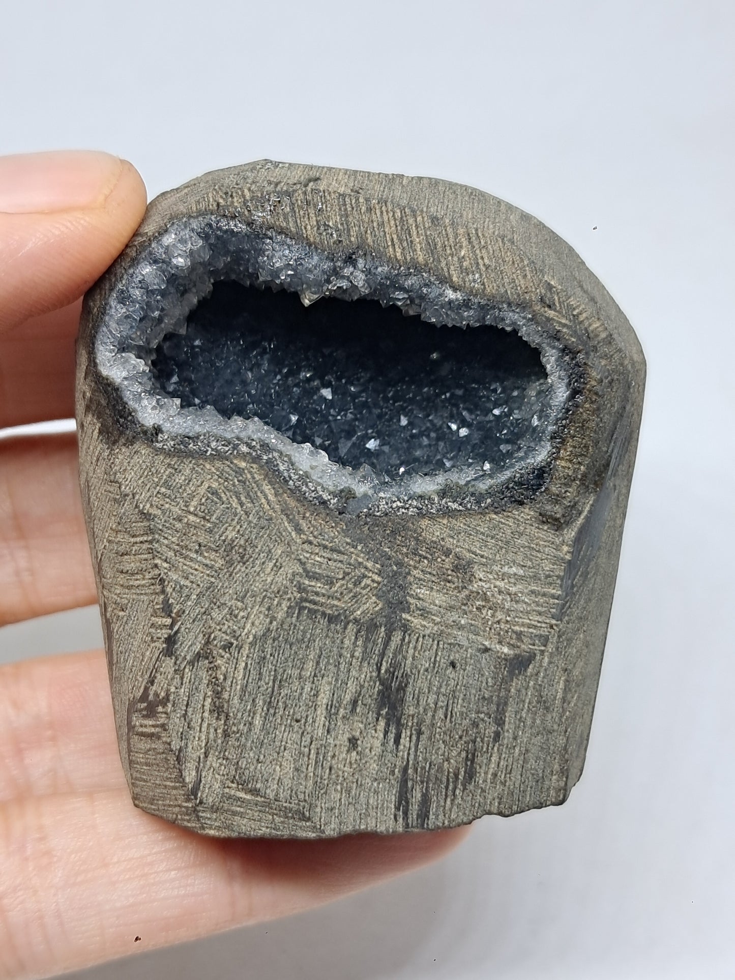 Calcedonia negra en geoda de basalto (Nashik) | Cristal natural | Ejemplar mineral n.° BC12