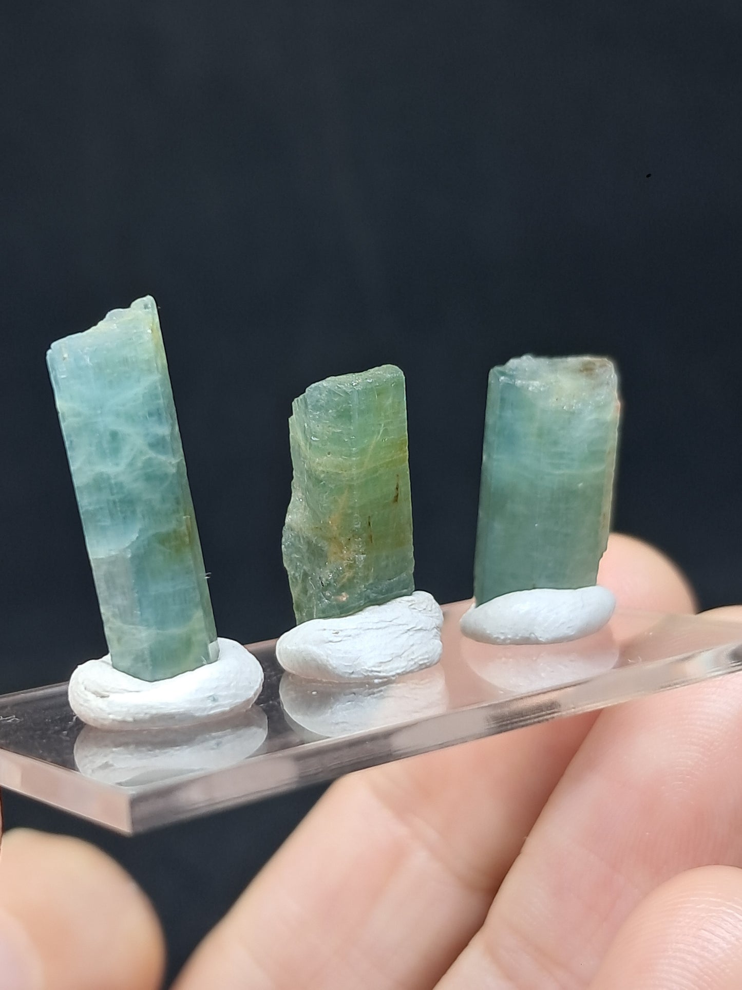 Conjunto de 3 Aguamarinas (Karur) Cristales Hexagonales en Bruto | Ejemplar Mineral n.° AQM30