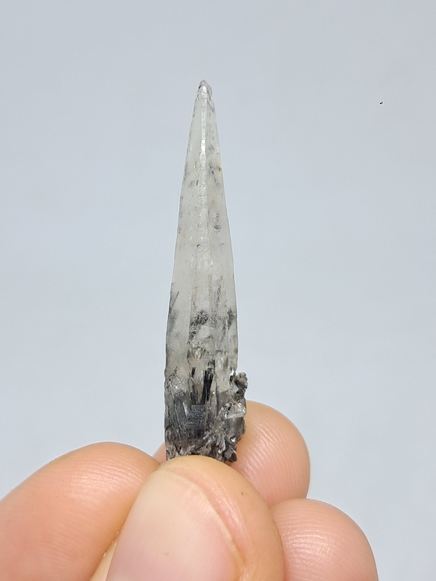 Punta de cristal de cuarzo turmalinado (karur), piedra natural | Ejemplar mineral n.° TQ27