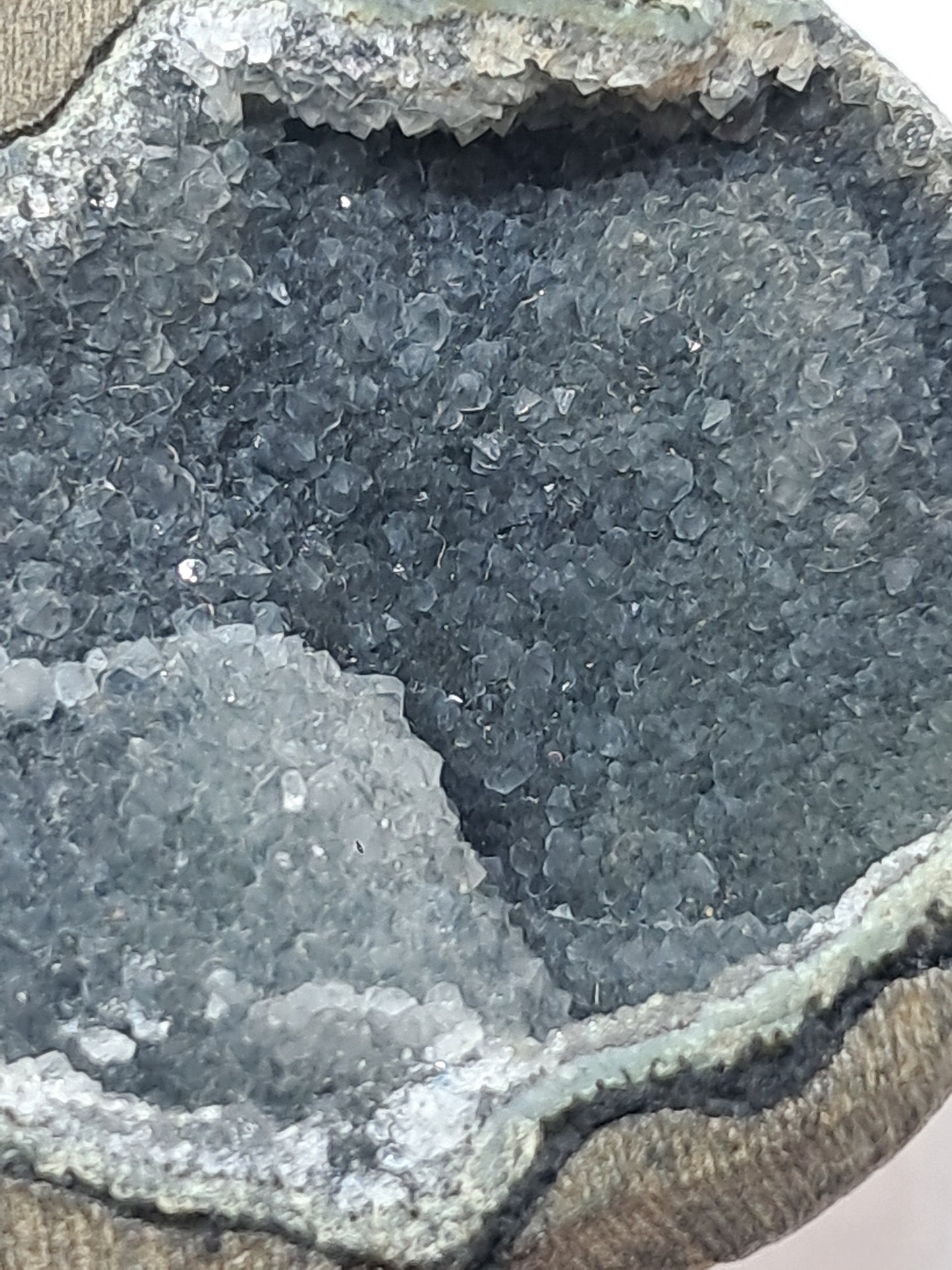 Calcedonia negra en geoda de basalto (Nashik) | Cristal natural | Rocas #BC17