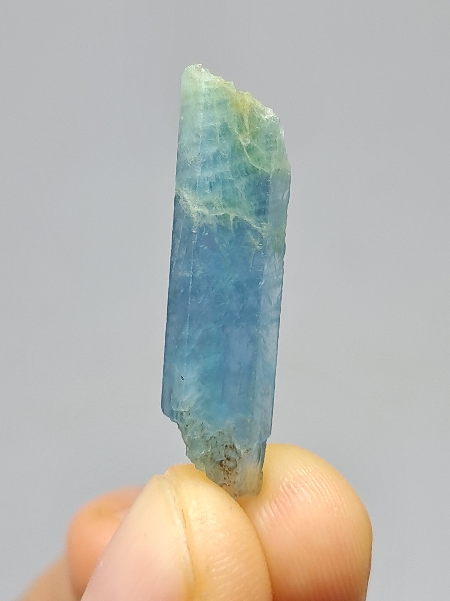 Aguamarina de alta calidad (Karur) en bruto, cristal hexagonal | Ejemplar mineral n.° AQM18