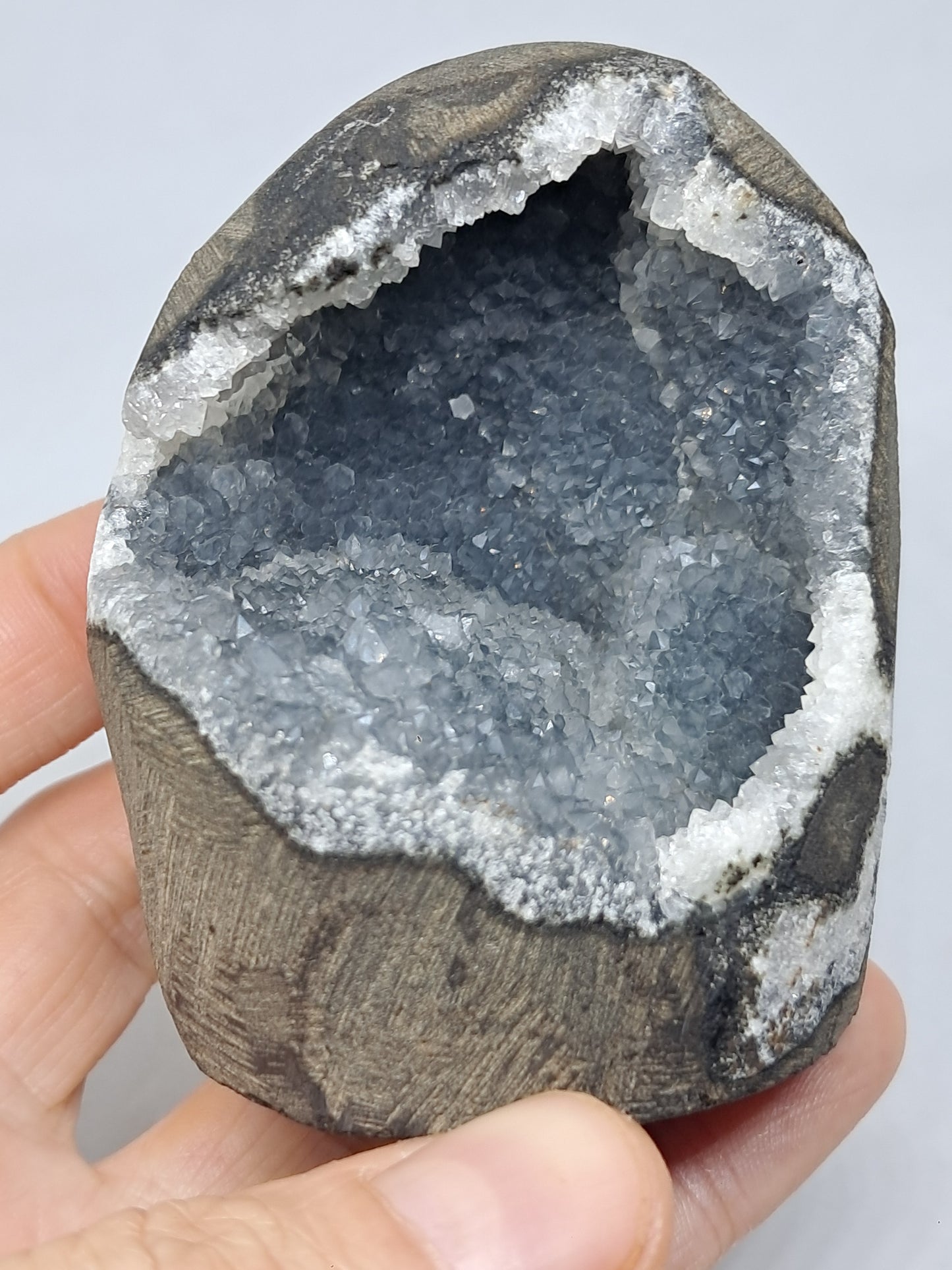 Calcedonia gris/azul en geoda de basalto (Nashik) | Cristal natural | Ejemplar mineral n.° BC10