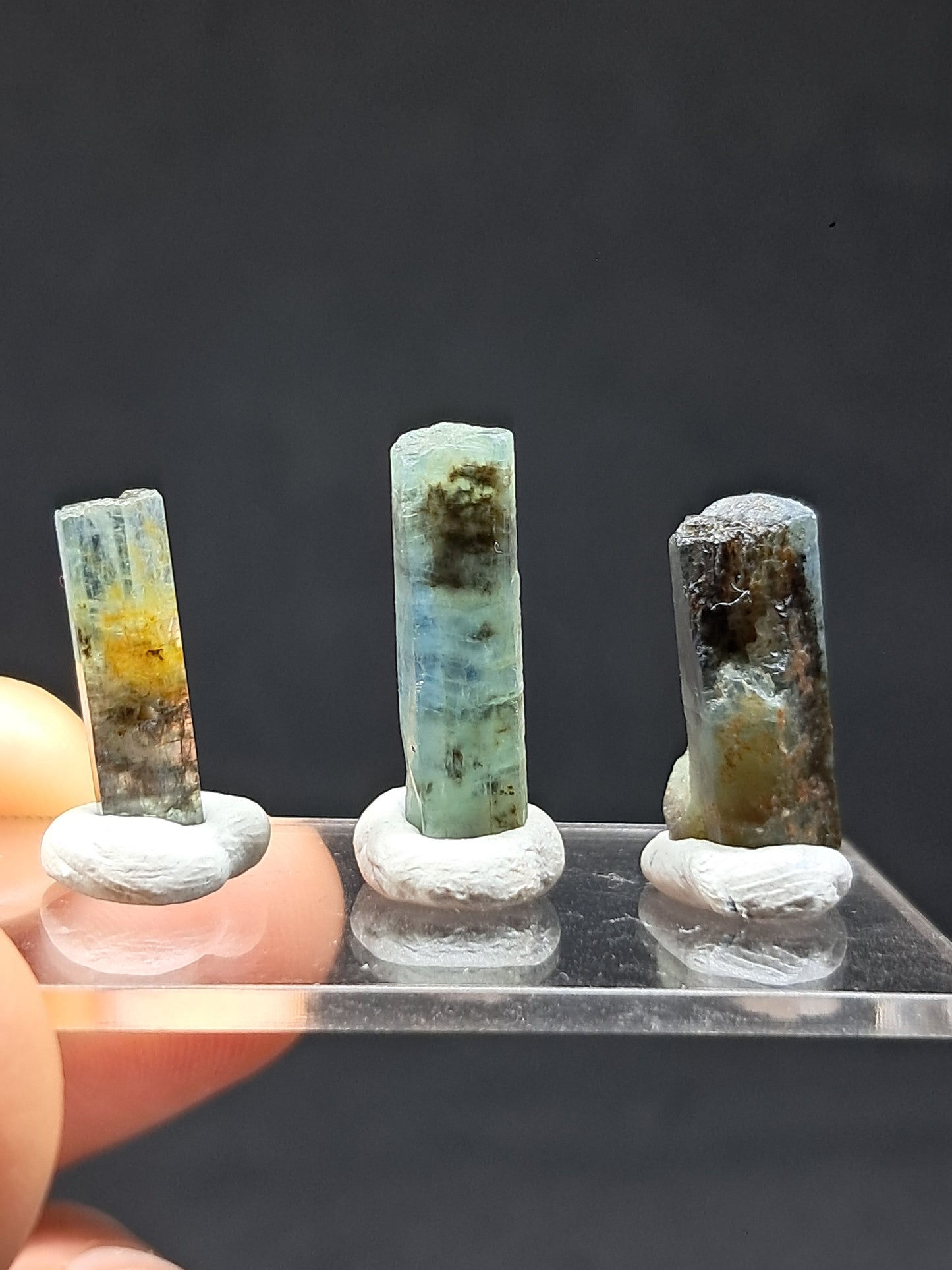 Conjunto de 3 Aguamarinas (Karur) Cristales Hexagonales en Bruto | Ejemplar Mineral n.° AQM37