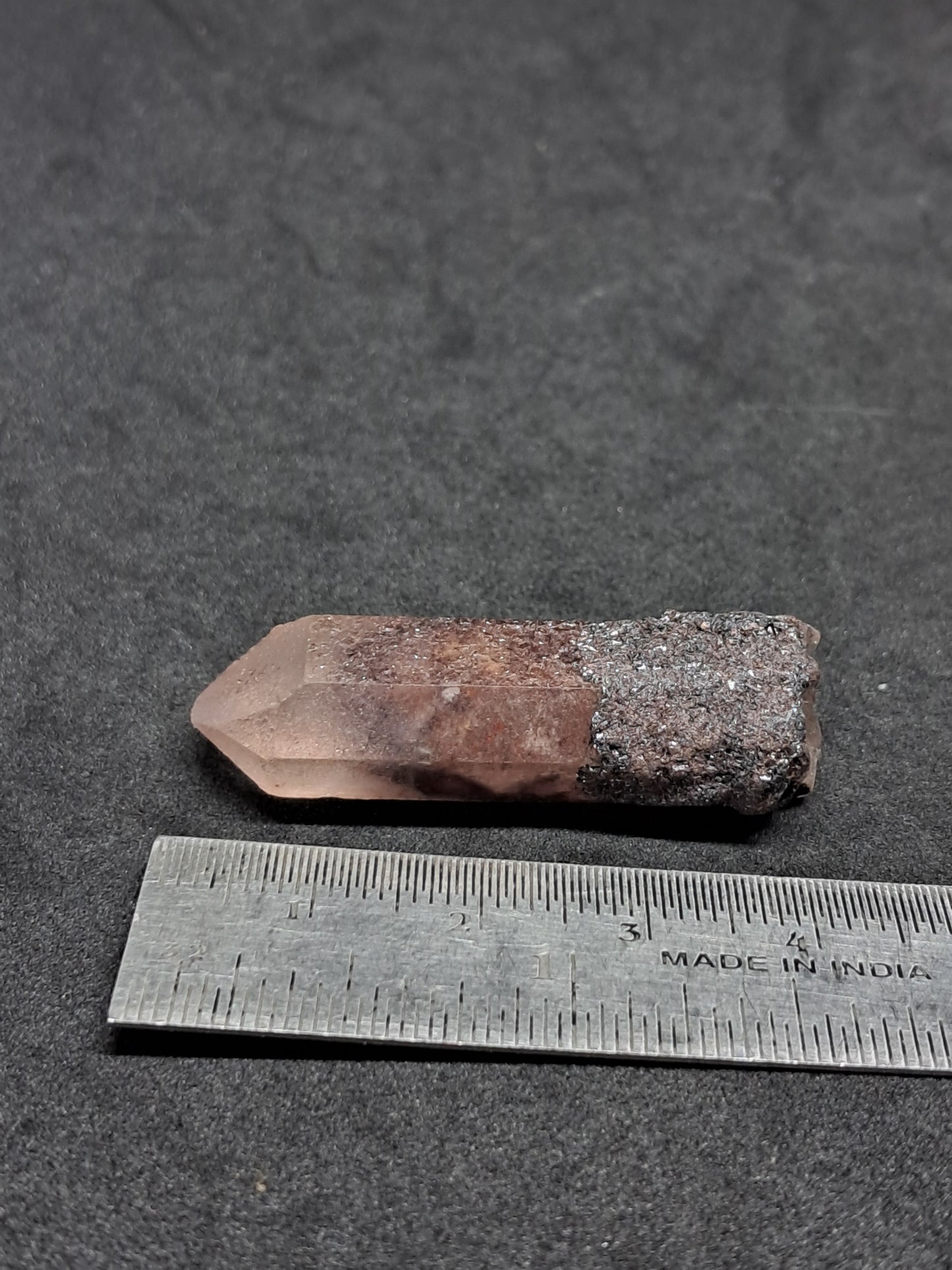 Cuarzo fantasma hematita (Telangana) con magnetita | Punta de cristal natural | Ejemplar mineral n.° HPQ34