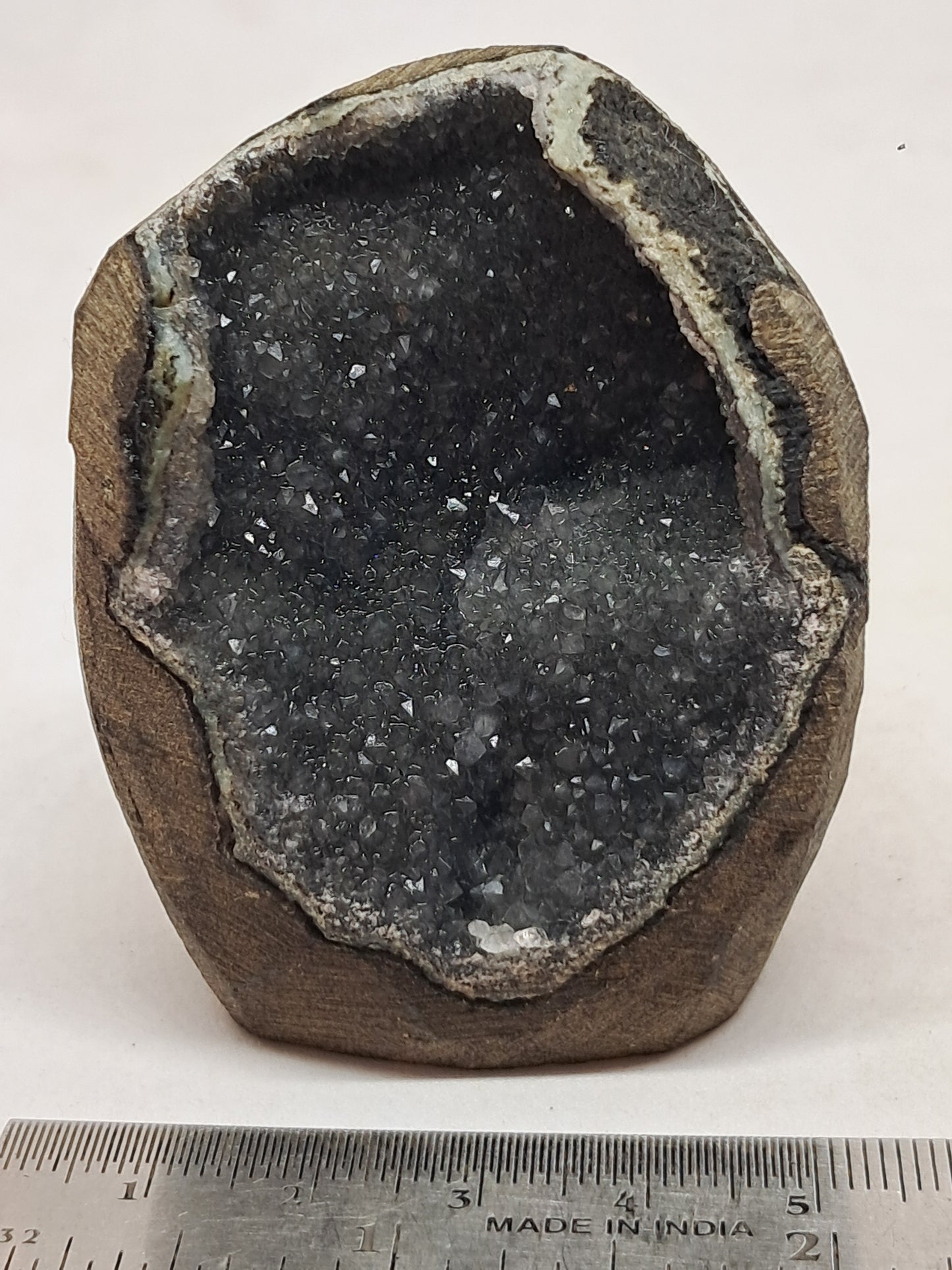 Calcedonia negra en geoda de basalto (Nashik) | Cristal natural | Rocas #BC17