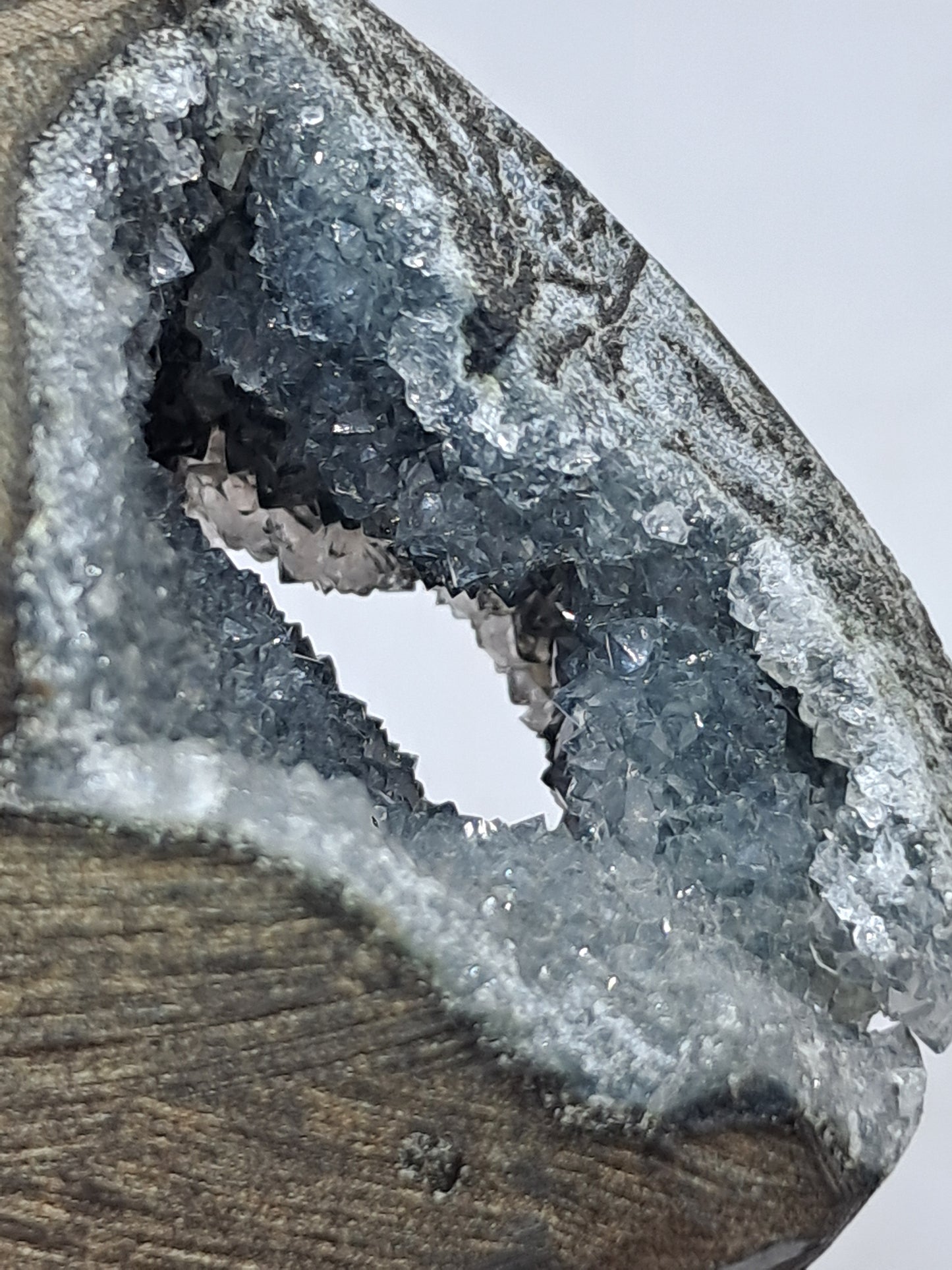 Calcedonia negra en geoda de basalto (Nashik) | Cristal natural | Ejemplar mineral n.° BC20