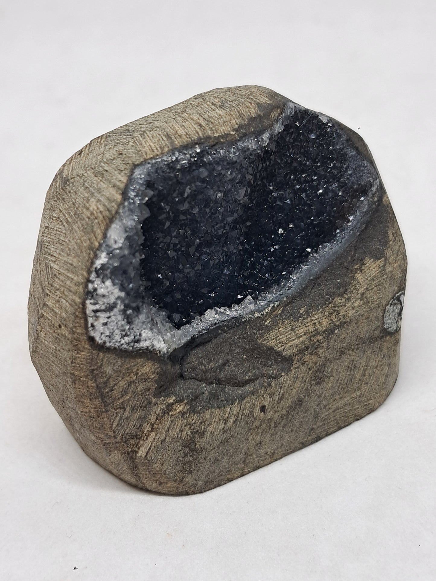 Calcedonia negra en geoda de basalto (Nashik) | Cristal natural | Ejemplar mineral n.° BC19