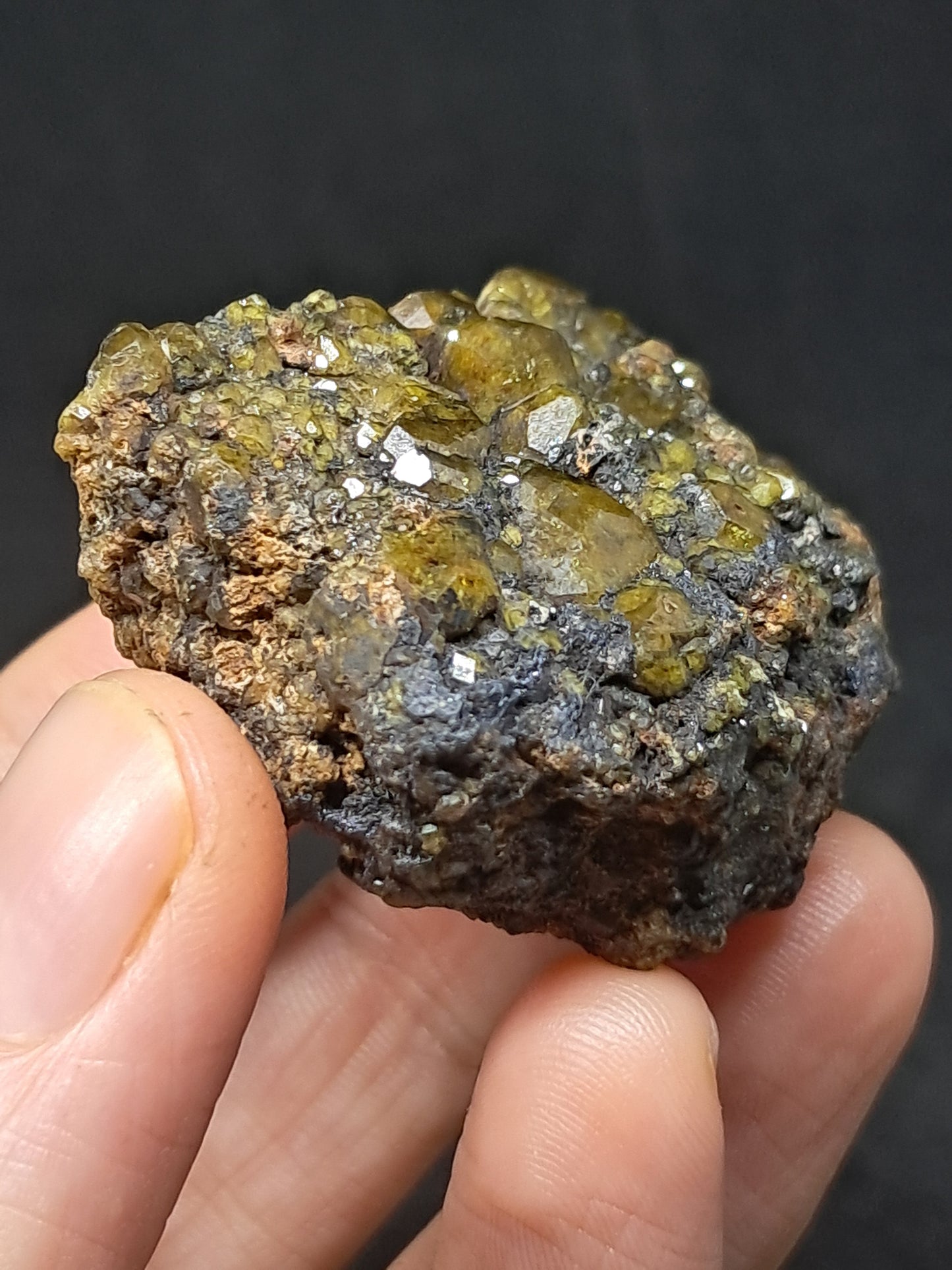 Cúmulo de granate verde en matriz (México) | Cristal en bruto | Ejemplar mineral n.° GR16