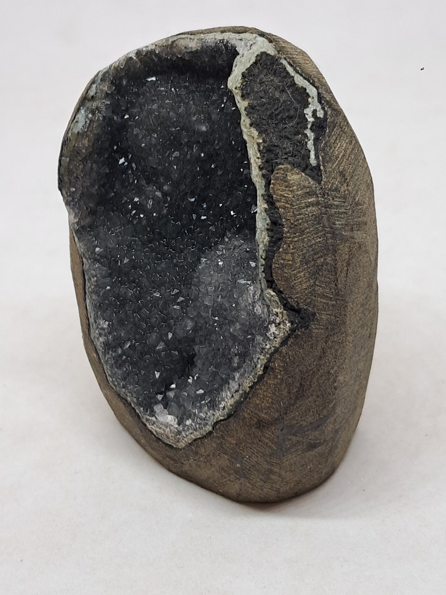 Calcedonia negra en geoda de basalto (Nashik) | Cristal natural | Rocas #BC17