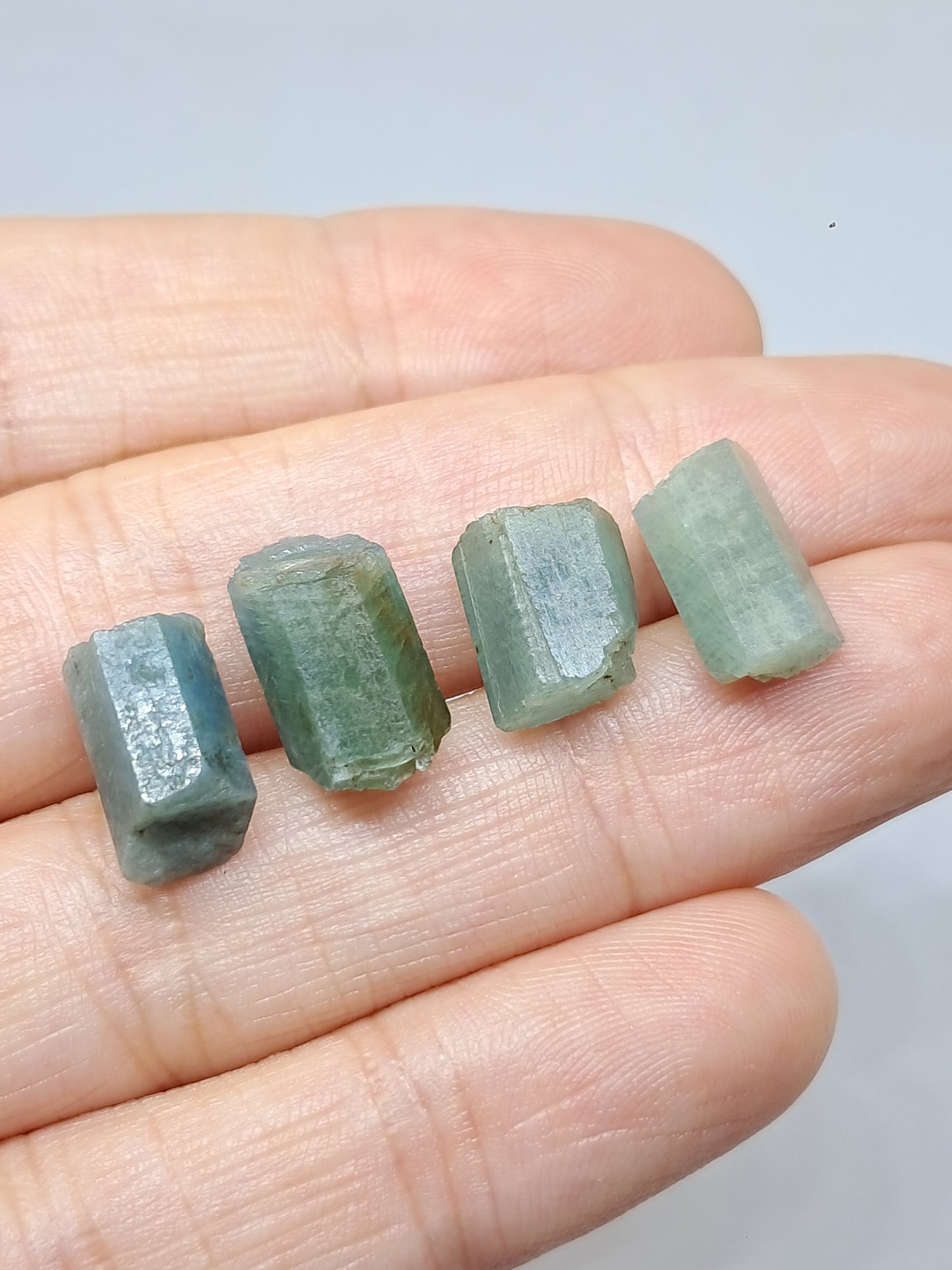 Conjunto de 4 cristales hexagonales de aguamarina (Karur) en bruto | Ejemplar mineral n.° AQM32