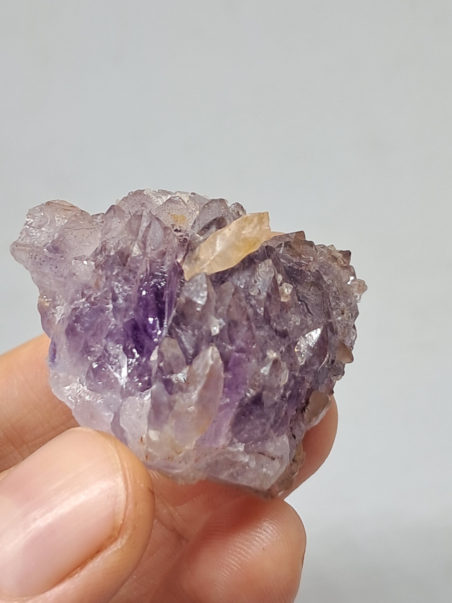 Amatista en forma de cetro con calcita reactiva a los rayos UV (Karur) | Cristal en bruto | Piedra natural | Ejemplar mineral n.° KA131