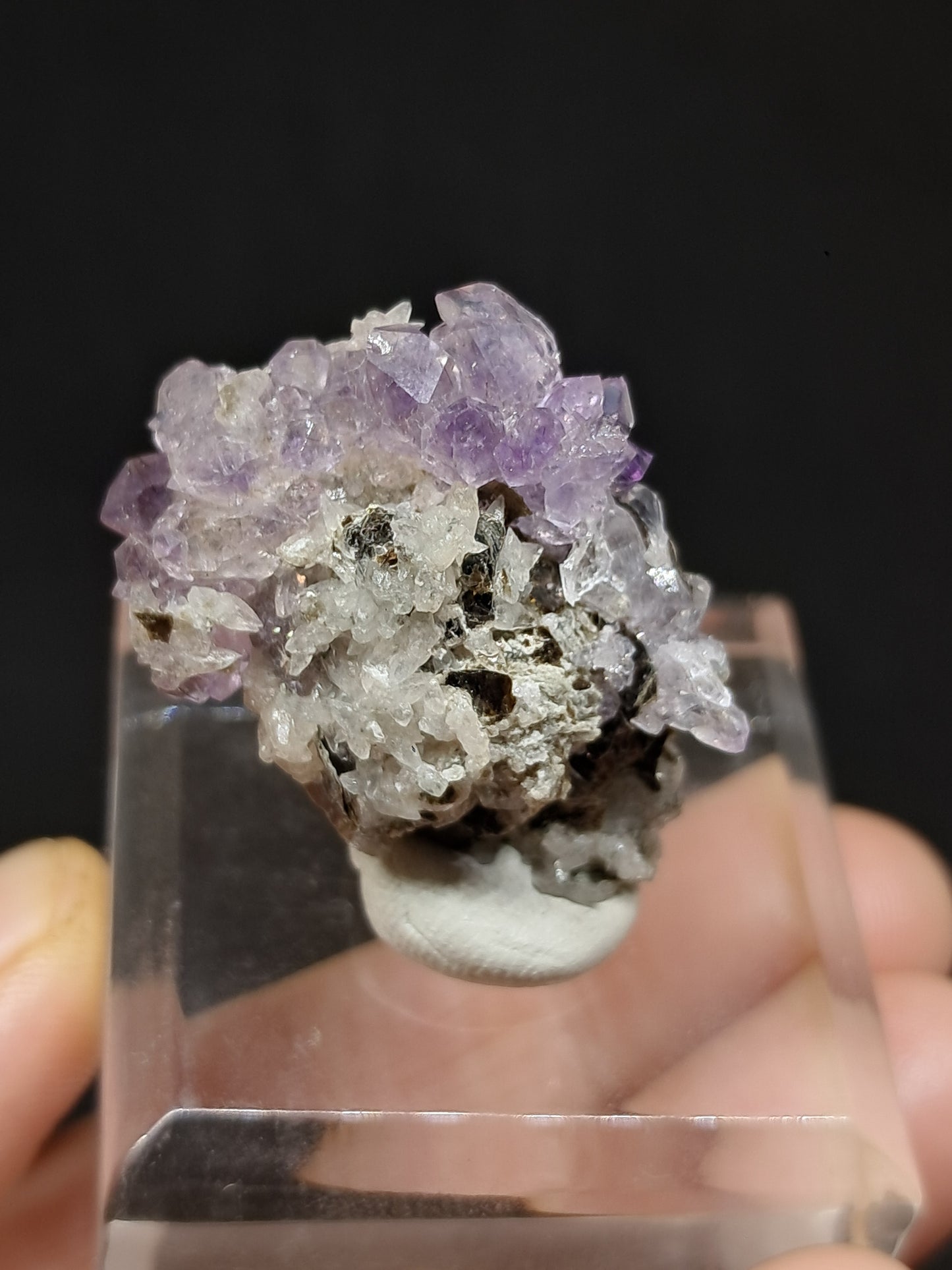 Cúmulo de amatista en matriz de albita y mica (Karur) | Cristal en bruto | Piedra natural | Ejemplar mineral n.° KA107